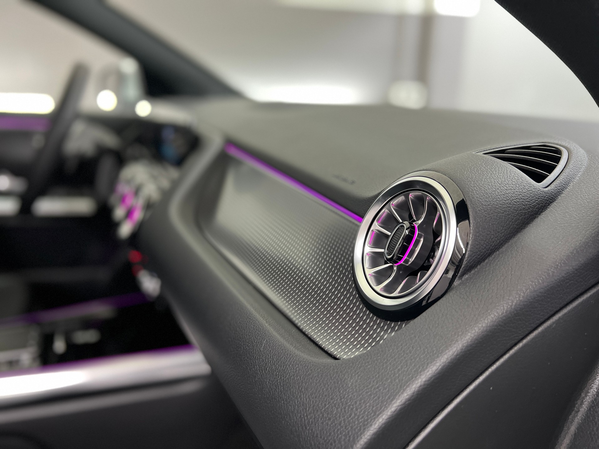 MERCEDES-BENZ EQA 300 4MATIC-image-14
