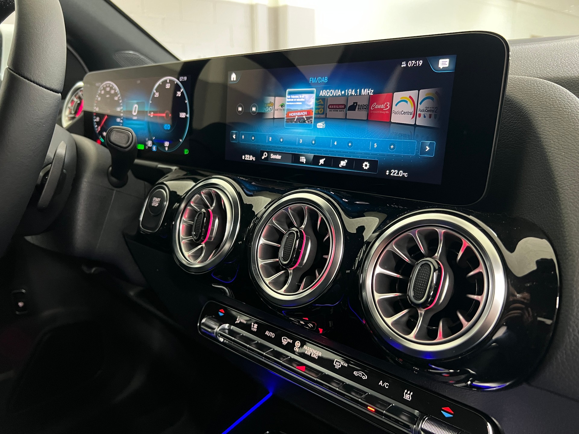MERCEDES-BENZ EQA 300 4MATIC-image-16