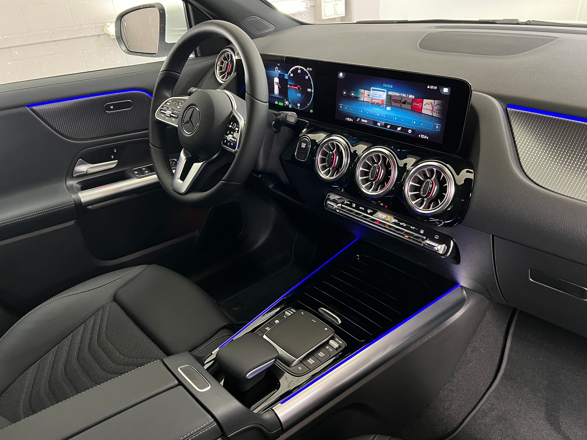 MERCEDES-BENZ EQA 300 4MATIC-image-15