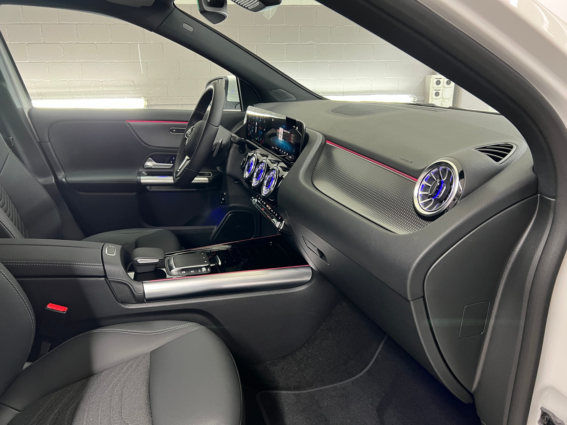 MERCEDES-BENZ EQA 300 4MATIC-image-13