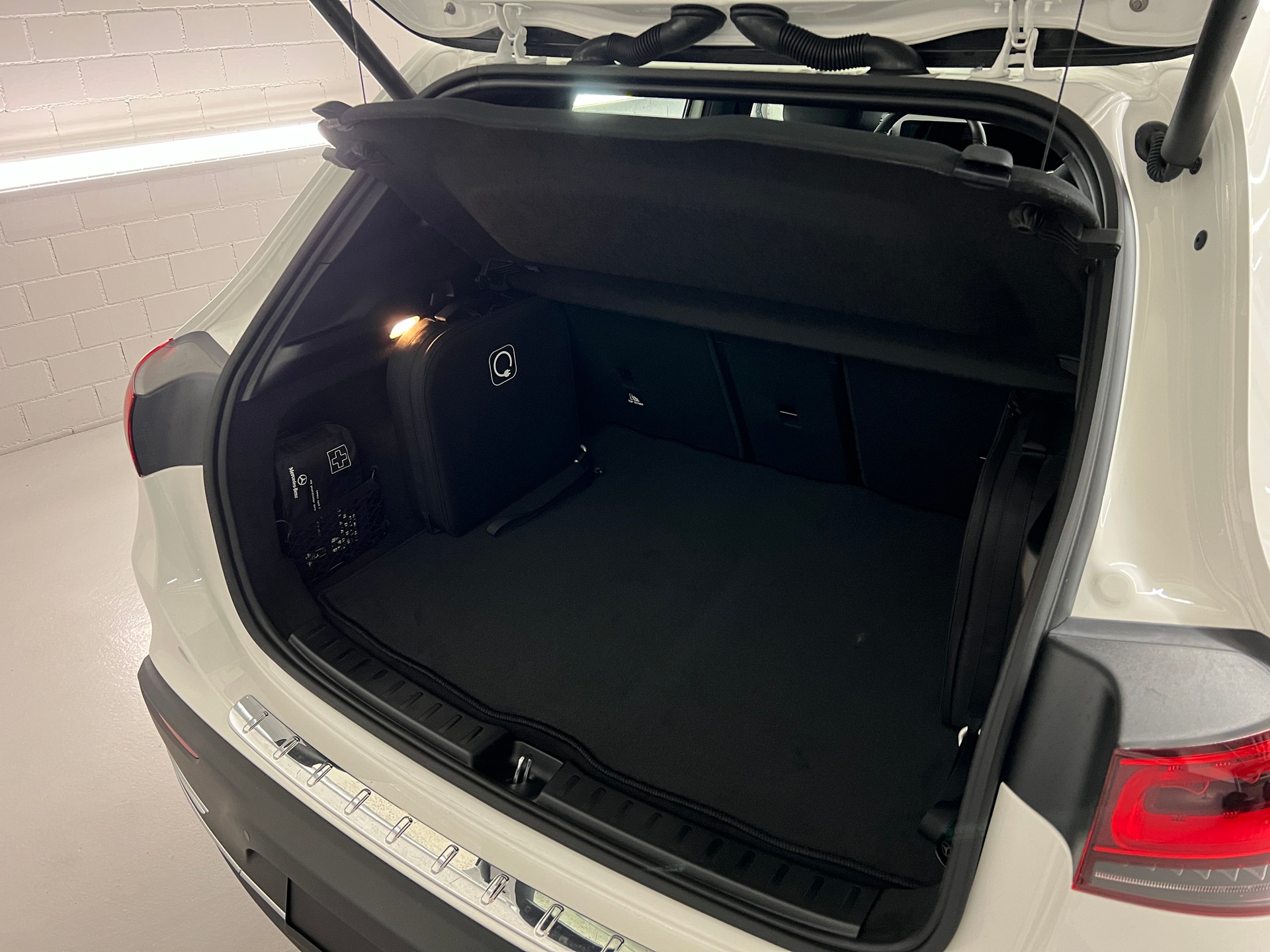 MERCEDES-BENZ EQA 300 4MATIC-image-9