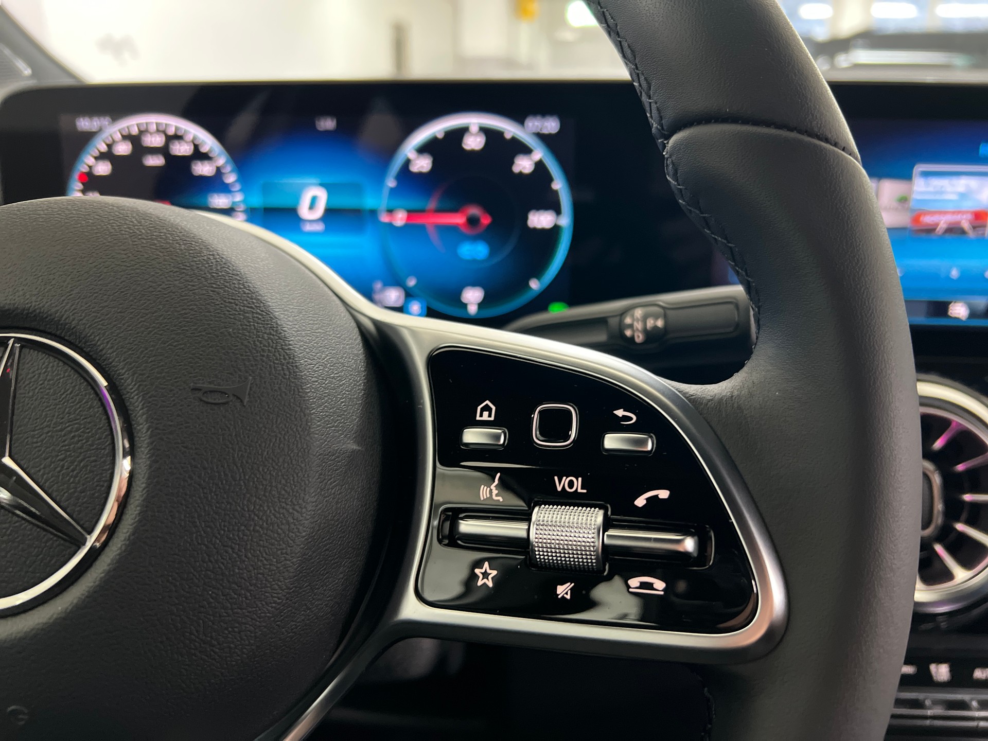 MERCEDES-BENZ EQA 300 4MATIC-image-23