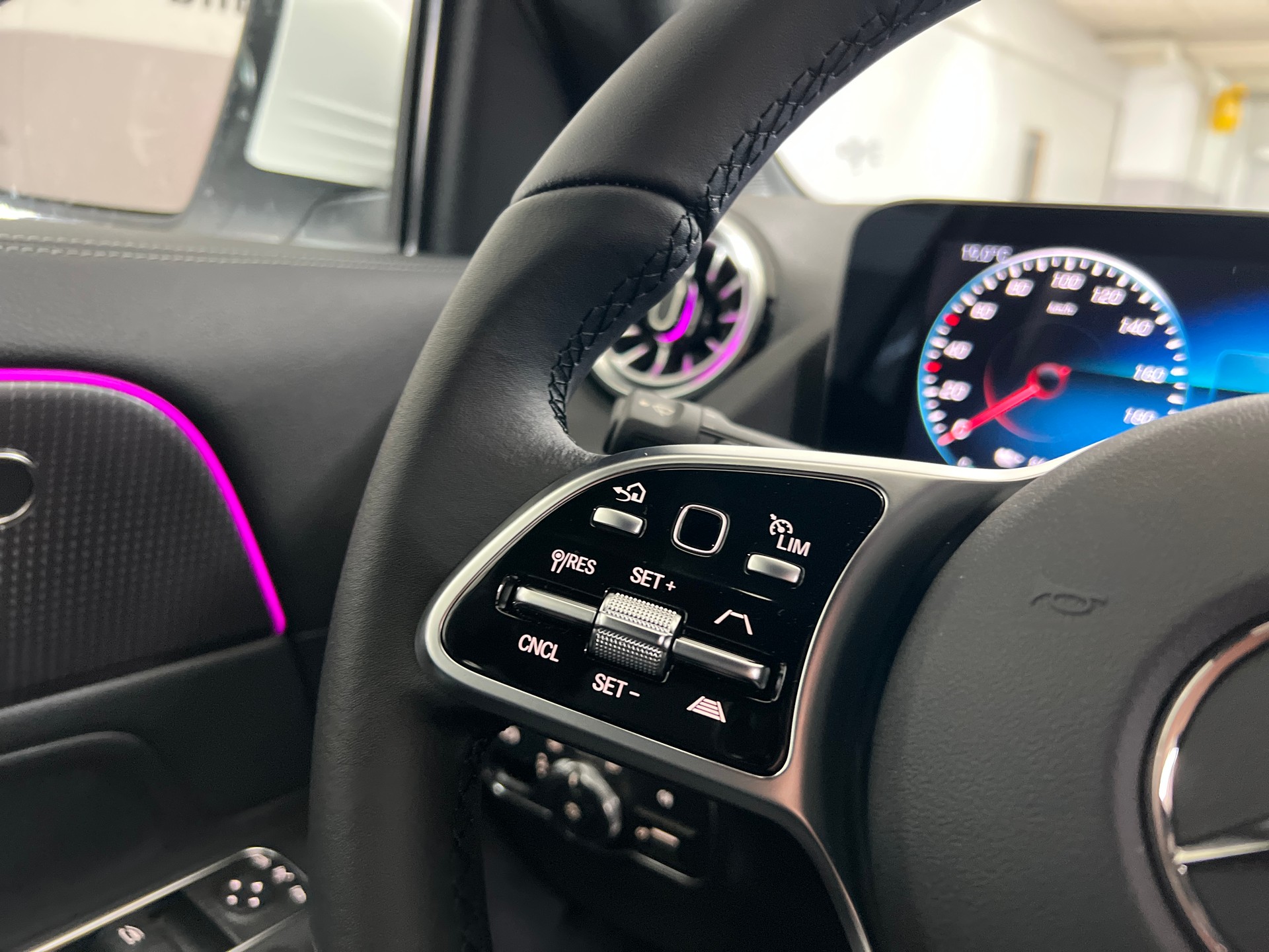 MERCEDES-BENZ EQA 300 4MATIC-image-22