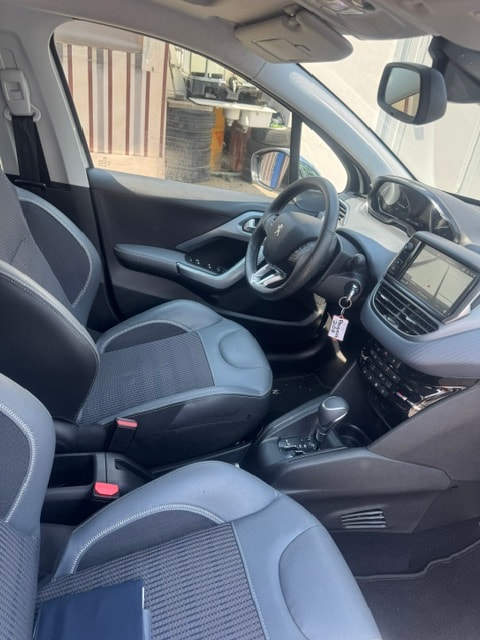 PEUGEOT 208 1.2 PureTech Allure EAT6-image-8