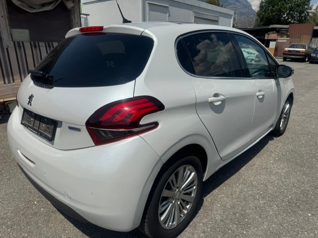 PEUGEOT 208 1.2 PureTech Allure EAT6-image-9