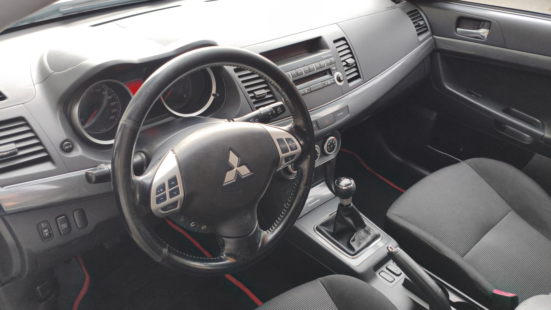 MITSUBISHI Lancer Sportback 1.8 Intense-image-6