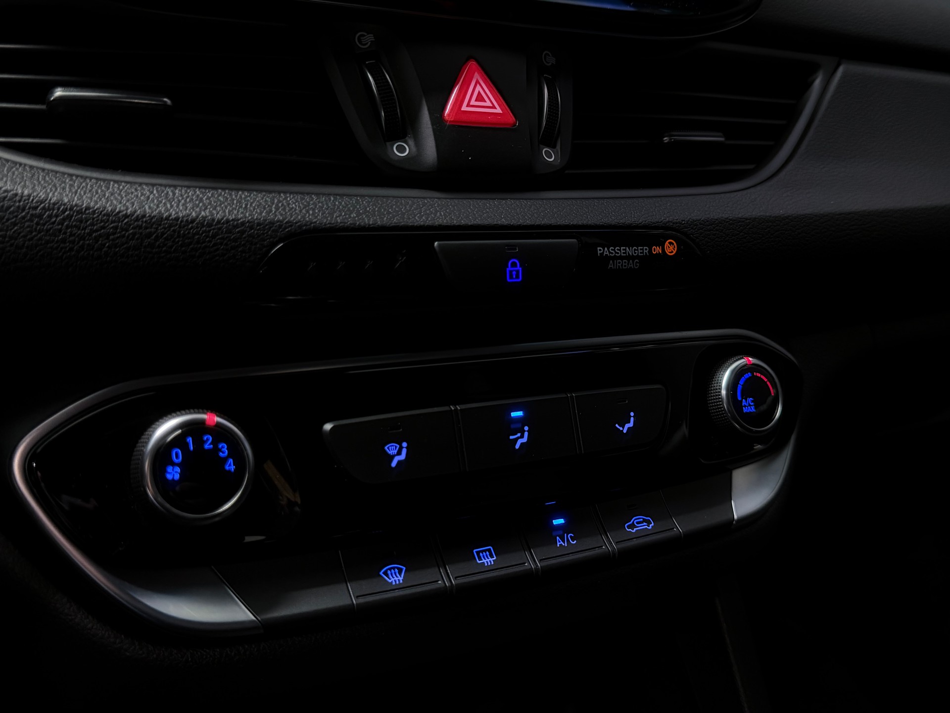 HYUNDAI i30 1.0 T-GDi Amplia-image-13