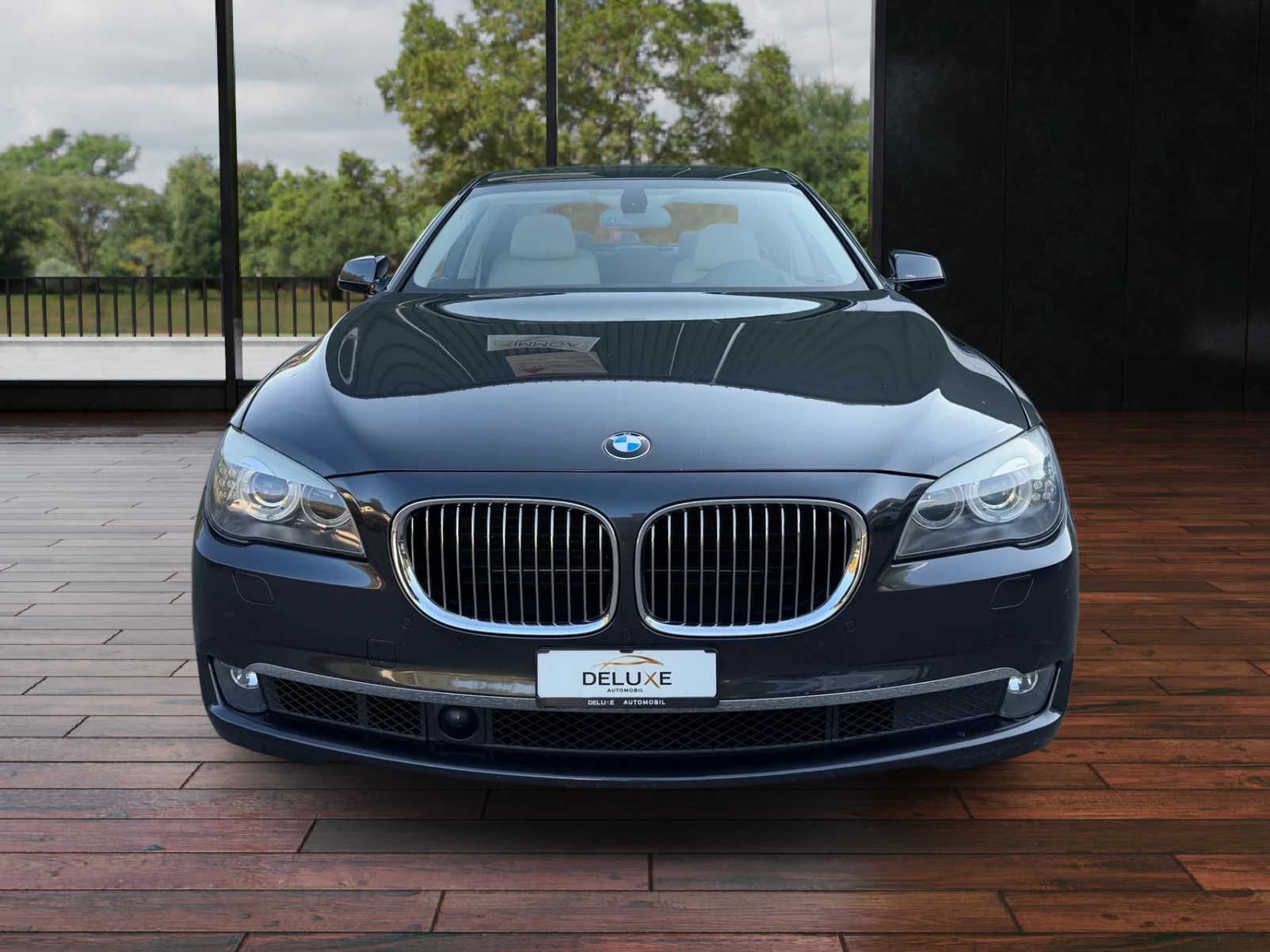 BMW 750i-image-0