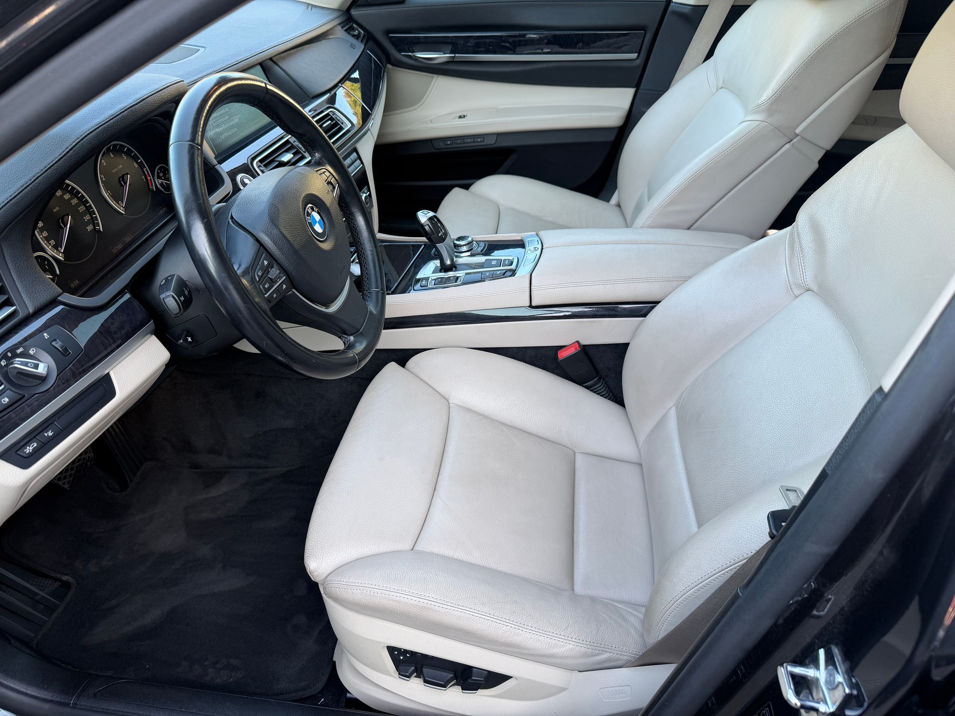 BMW 750i-image-10