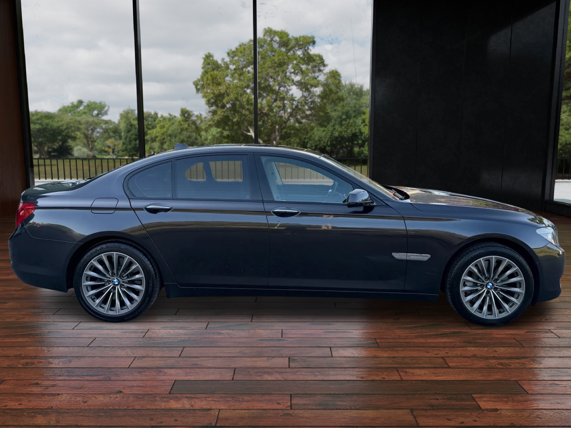 BMW 750i-image-6
