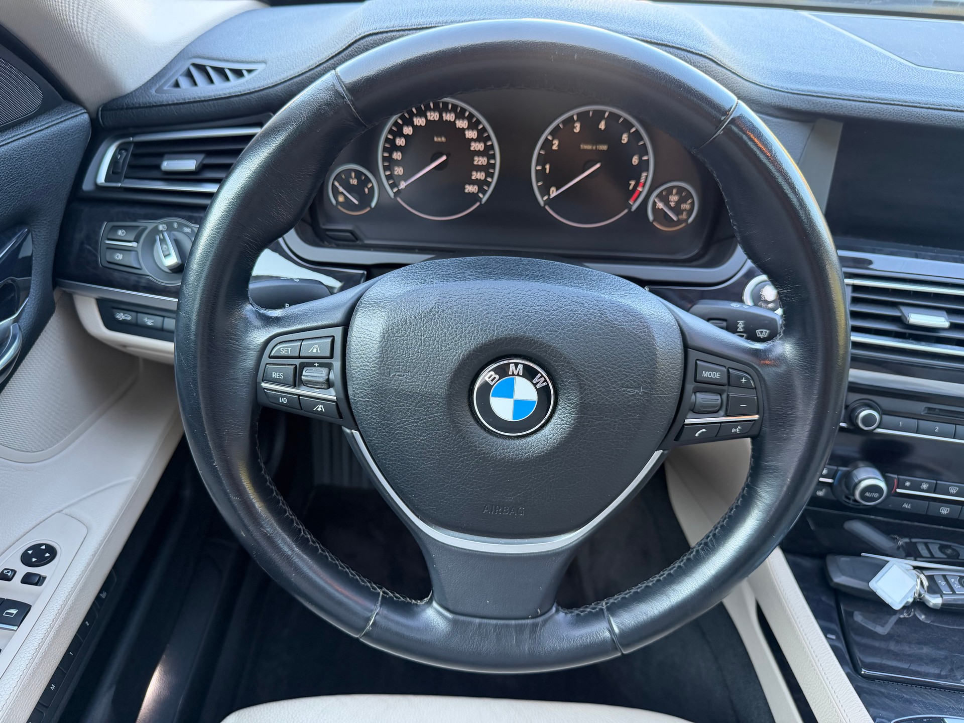 BMW 750i-image-8