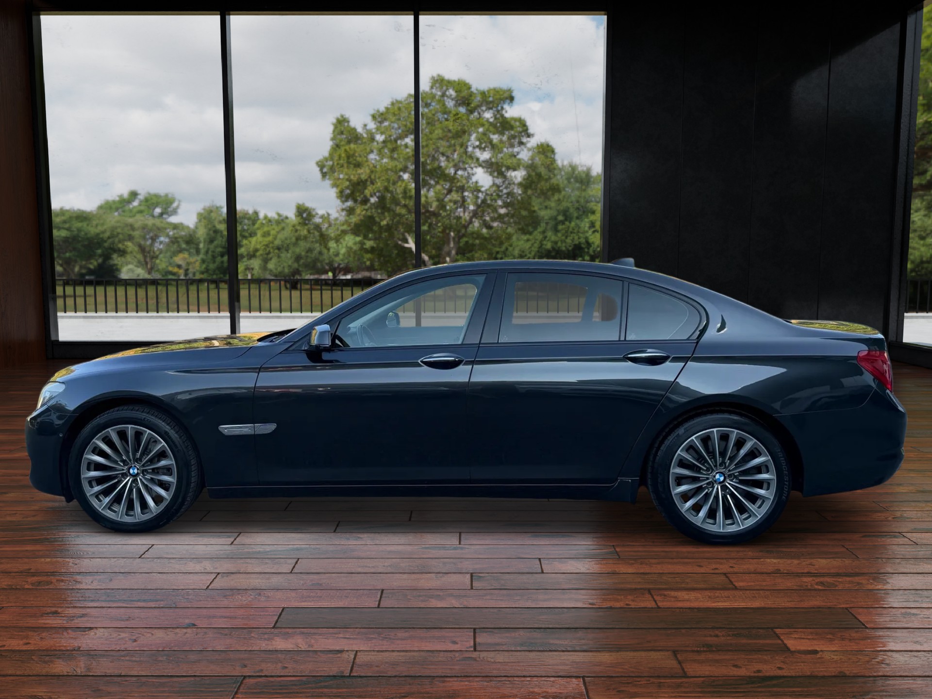 BMW 750i-image-2