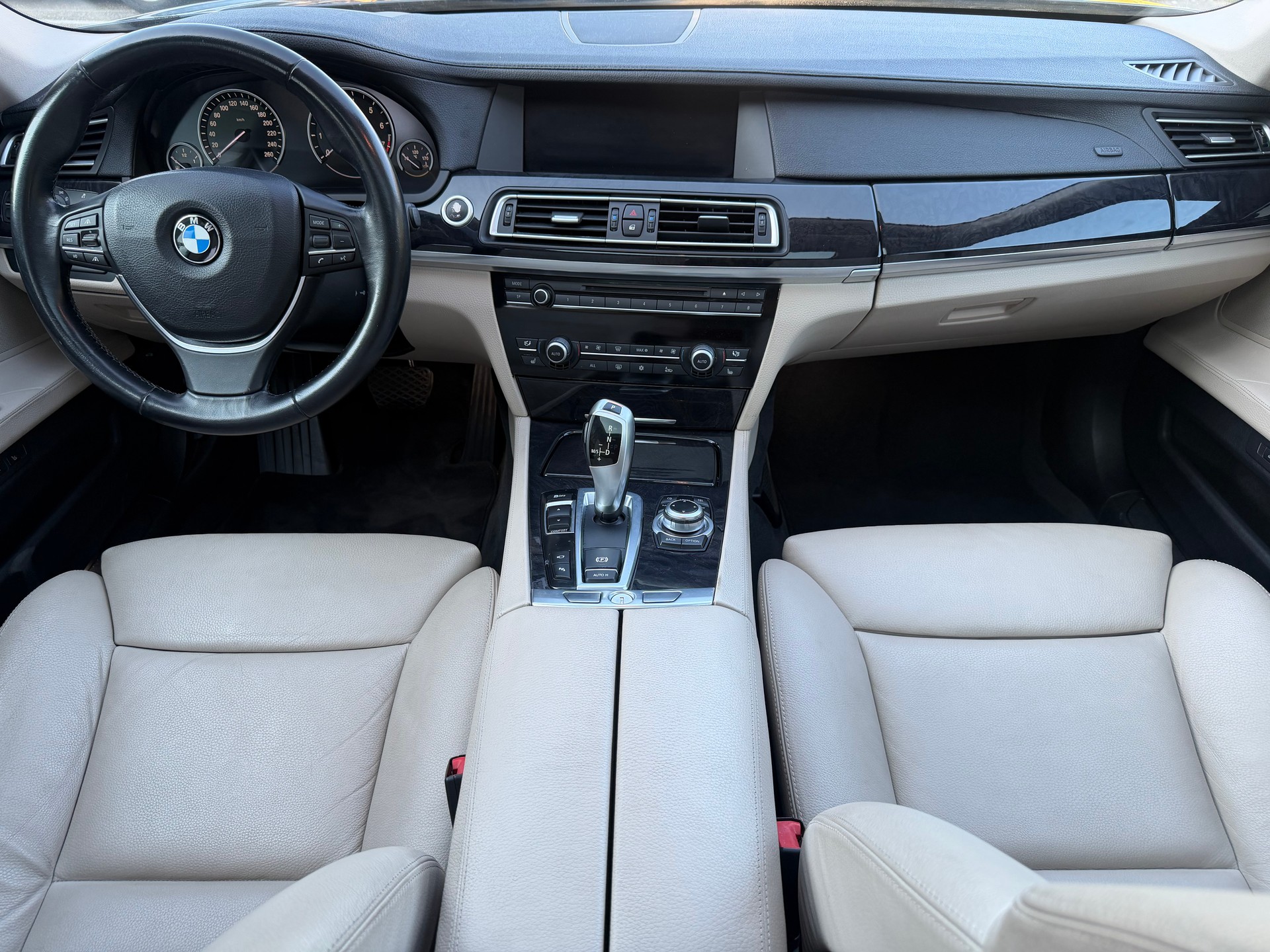 BMW 750i-image-9