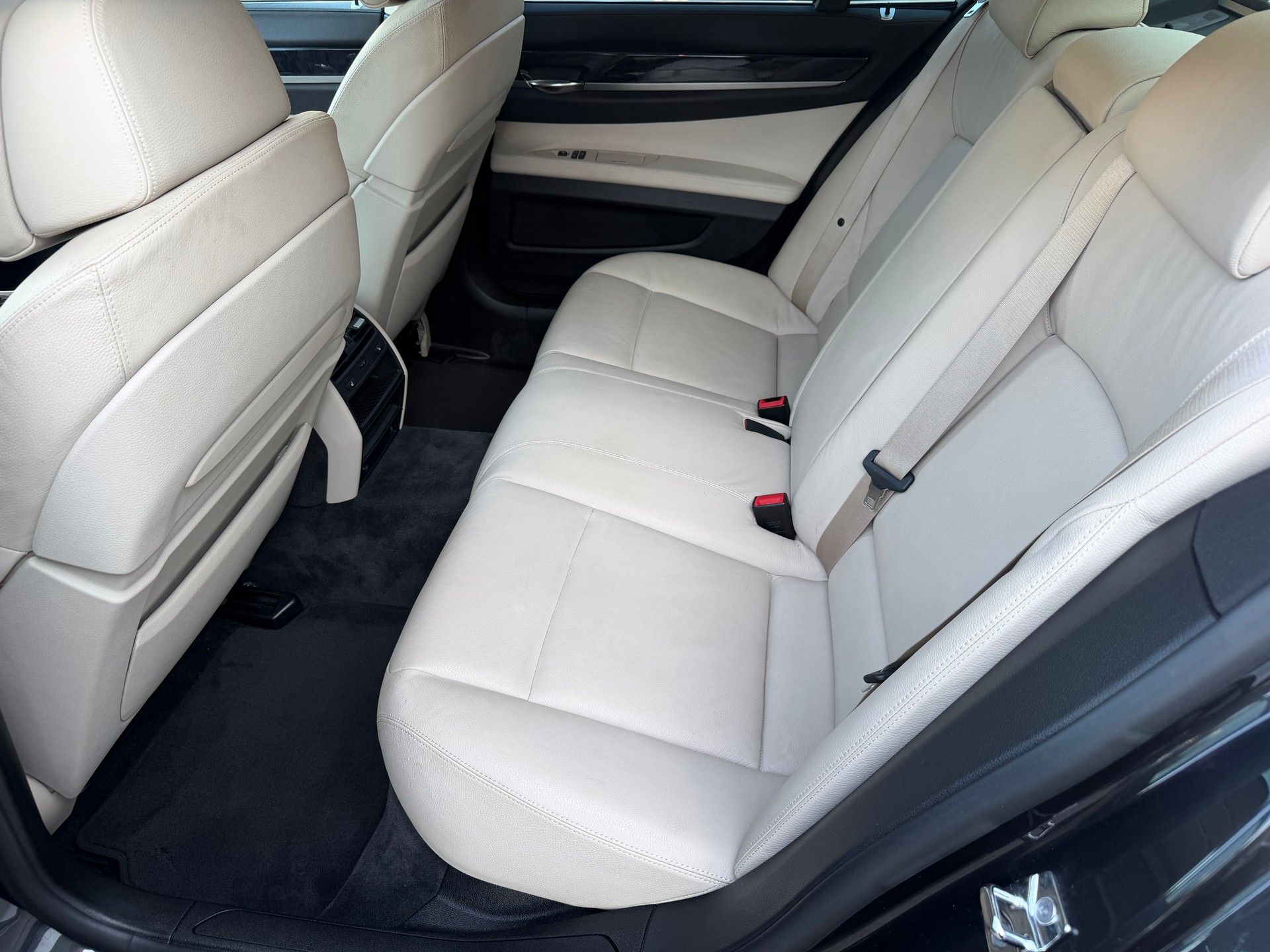 BMW 750i-image-11