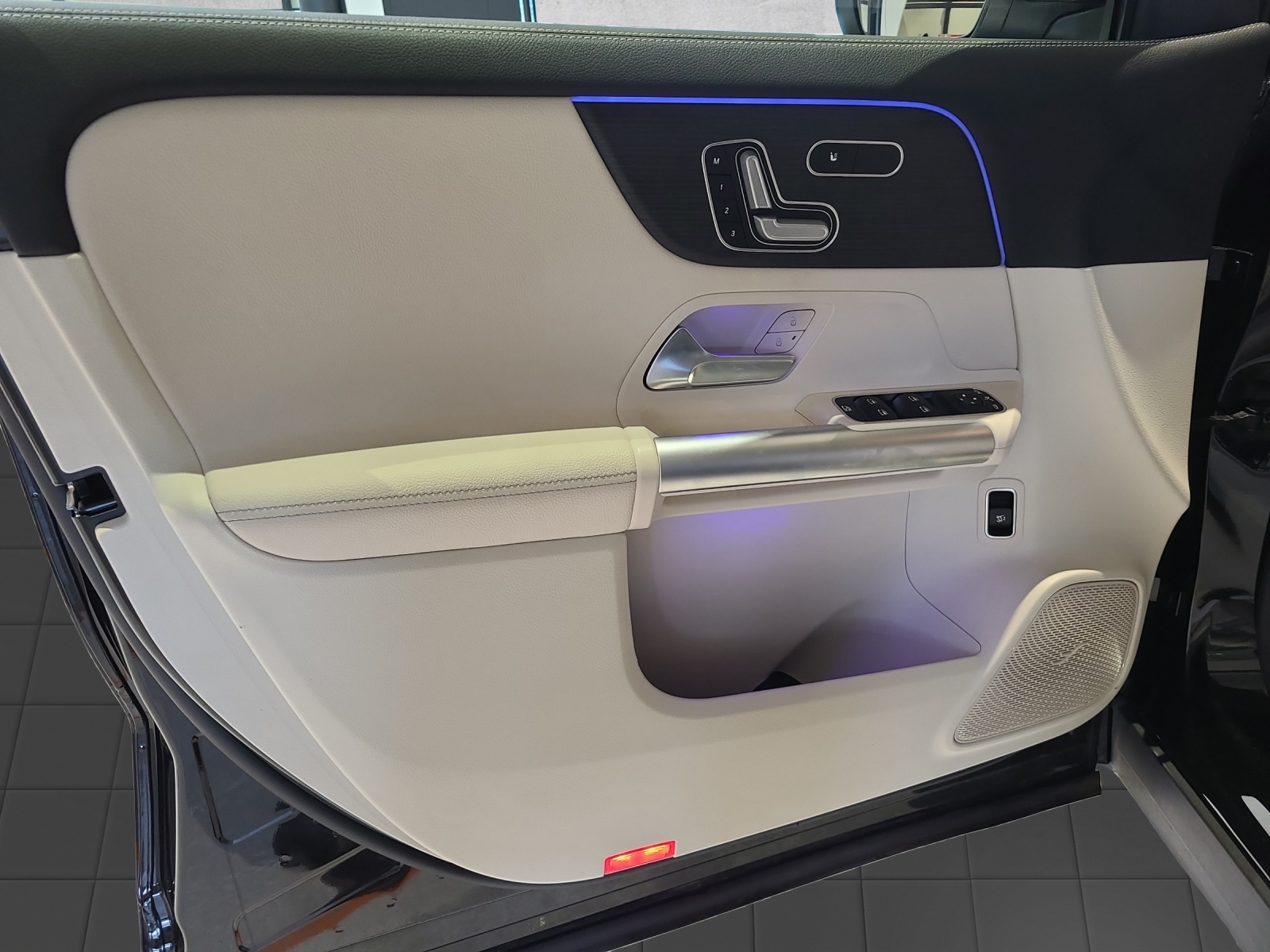 MERCEDES-BENZ EQA 250-image-8