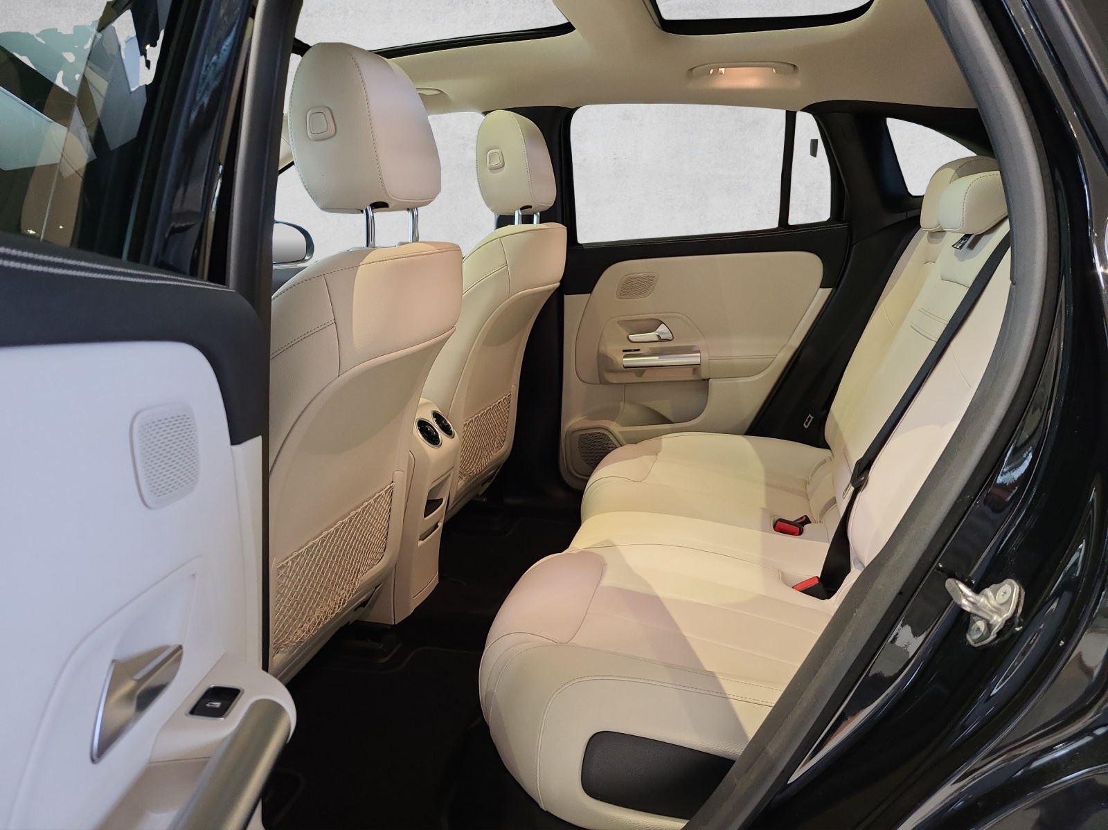 MERCEDES-BENZ EQA 250-image-10