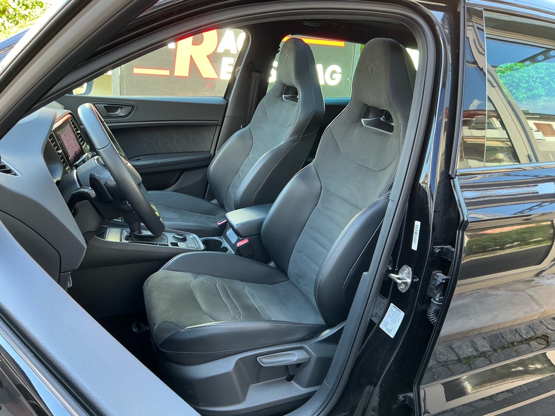 CUPRA Ateca VZ 4Drive *** PANORAMADACH UND ANHÄNGERKUPPLUNG ***-image-7