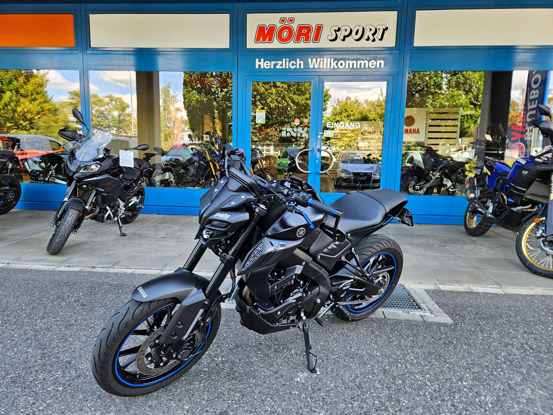 YAMAHA MT-125 ABS-showroom-element-2