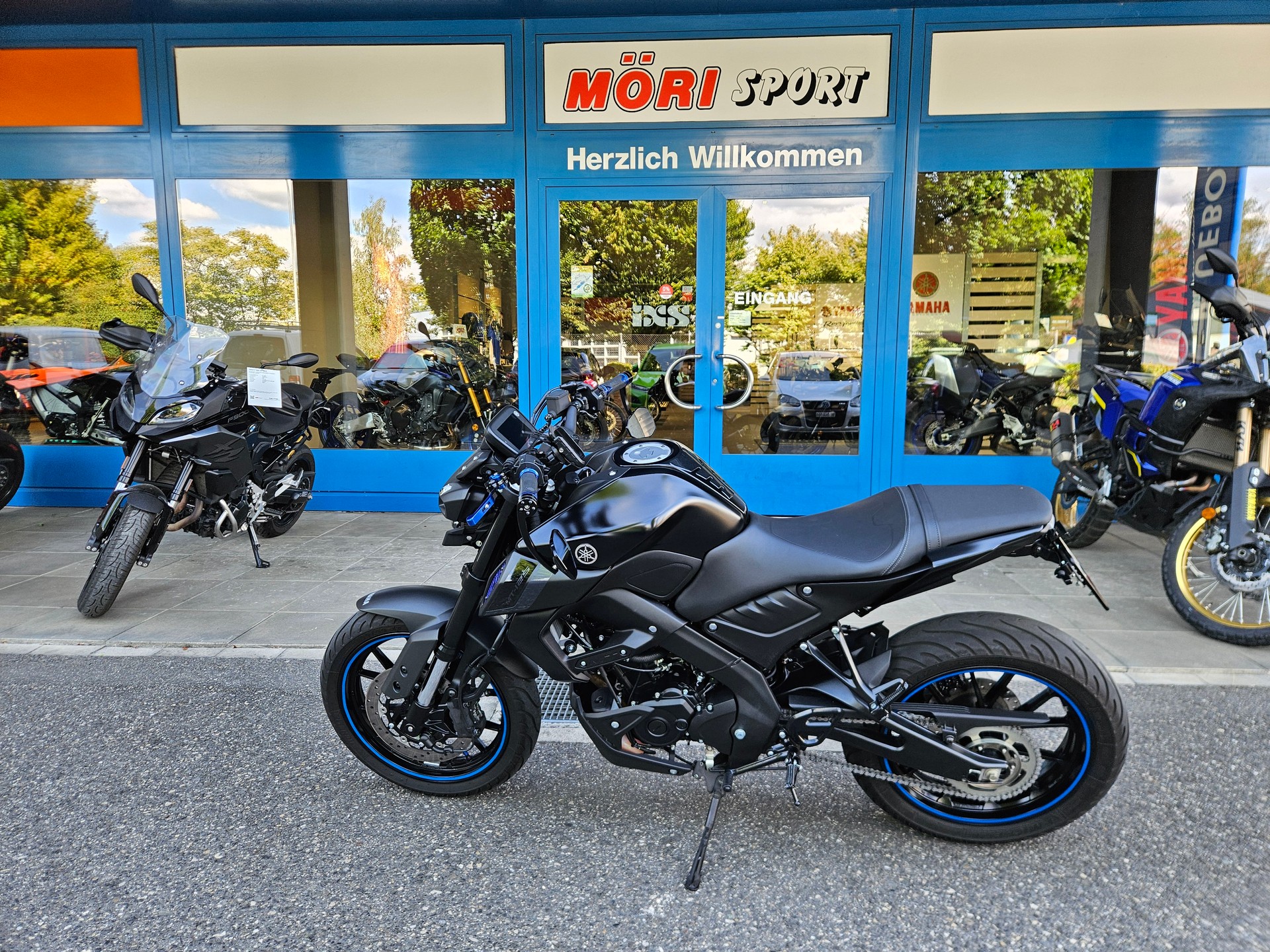 YAMAHA MT-125 ABS-showroom-element-3