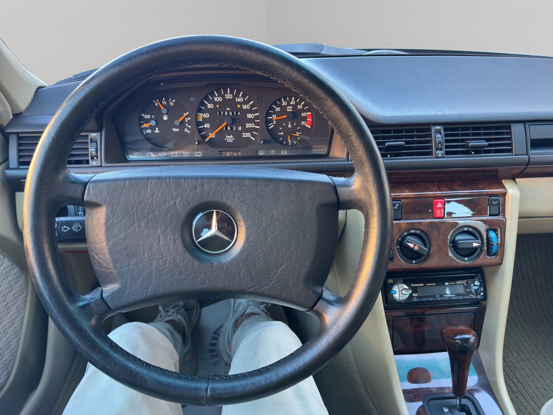 MERCEDES-BENZ 230 E *Sehr guter Zustand*-image-13