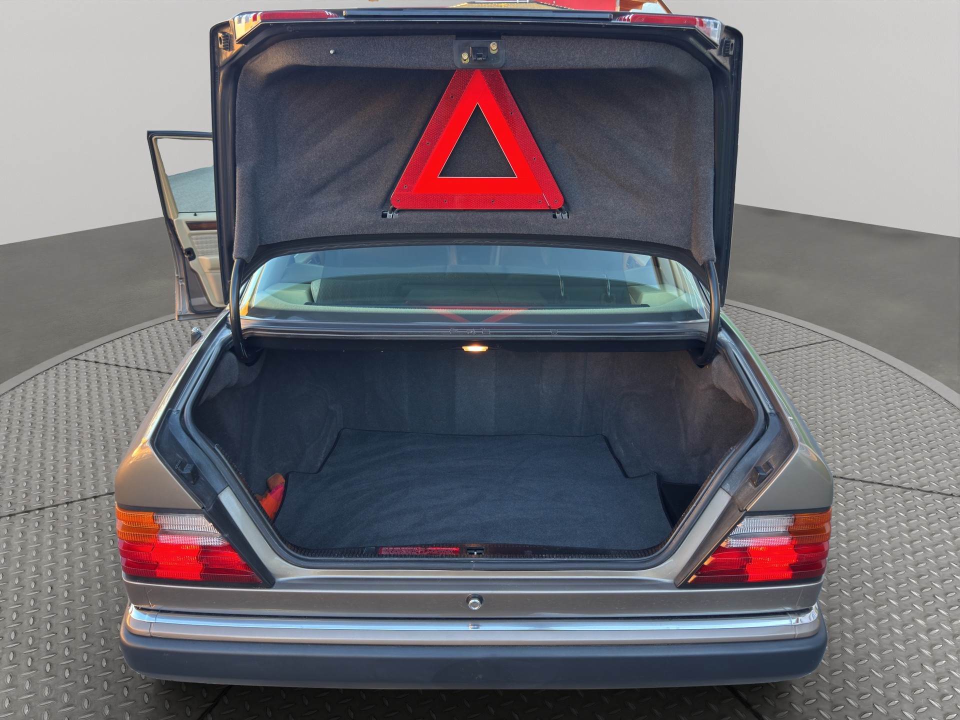 MERCEDES-BENZ 230 E *Sehr guter Zustand*-image-5