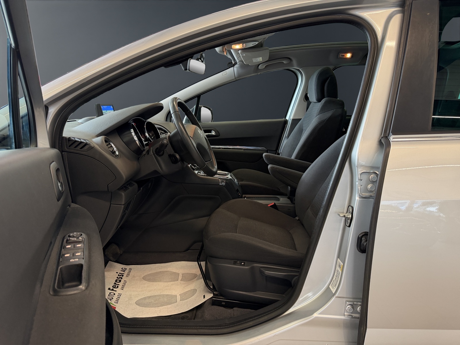 PEUGEOT 5008 2.0 HDI Business Tiptronic-image-15