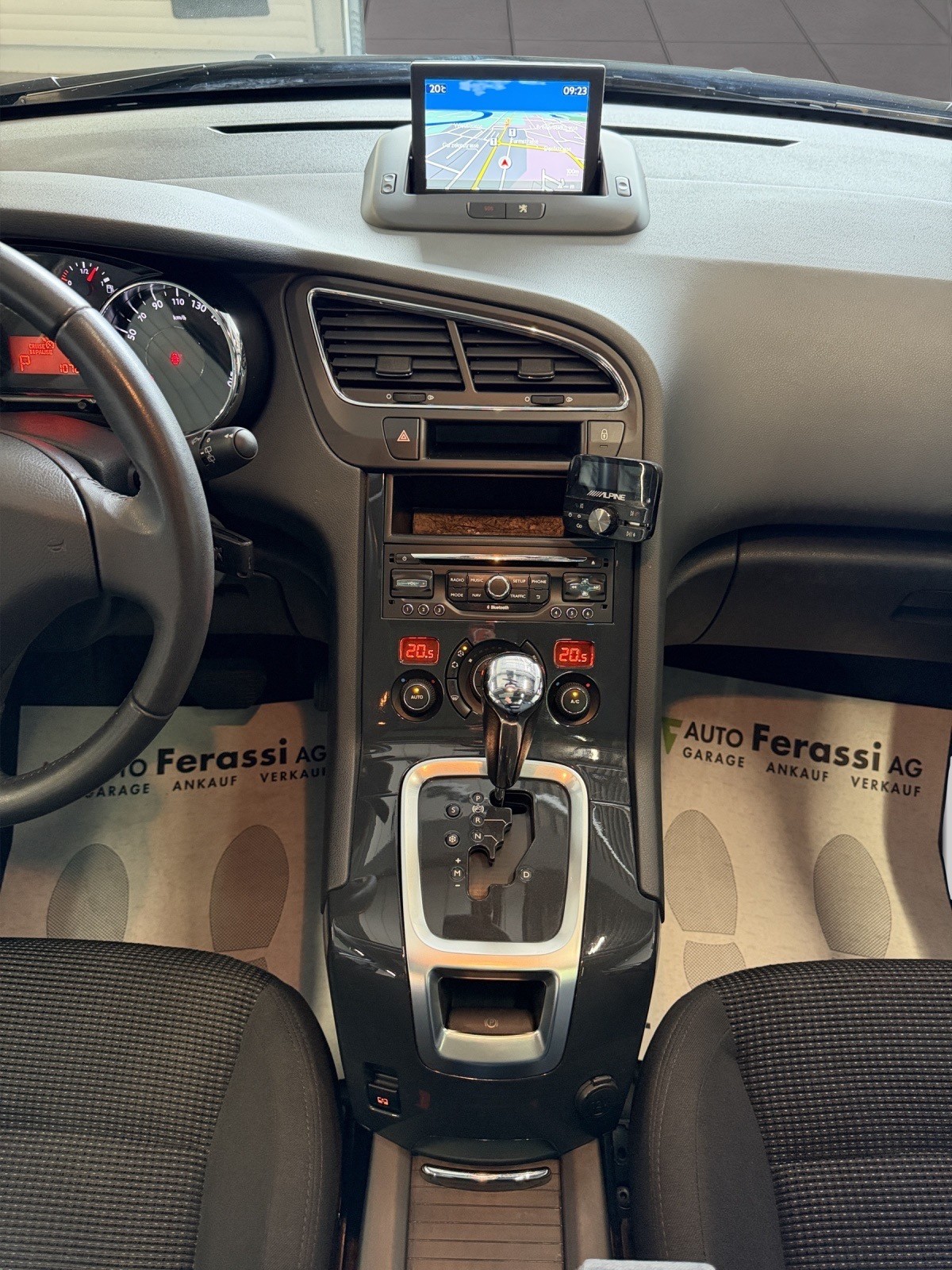 PEUGEOT 5008 2.0 HDI Business Tiptronic-image-16