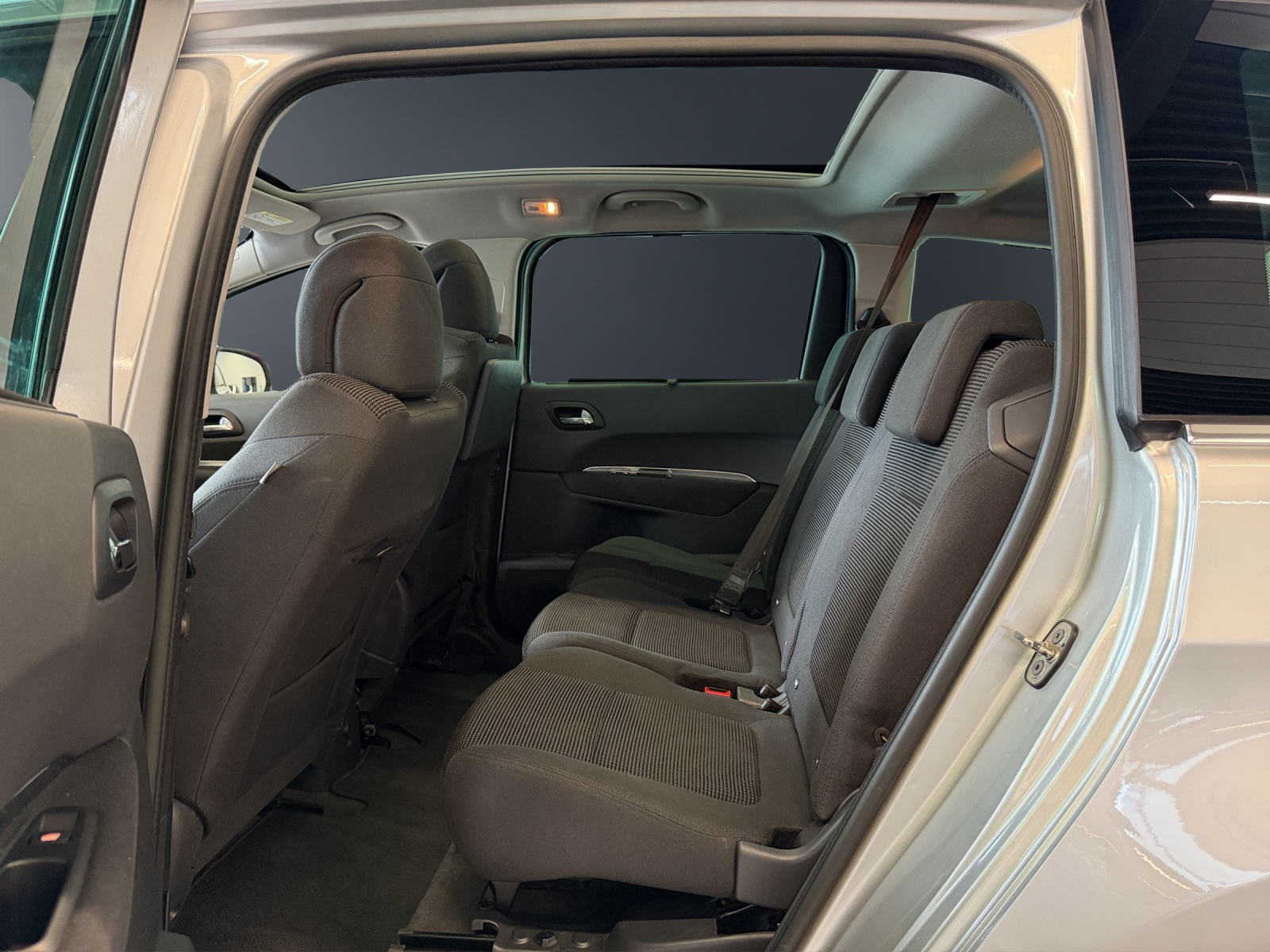 PEUGEOT 5008 2.0 HDI Business Tiptronic-image-13