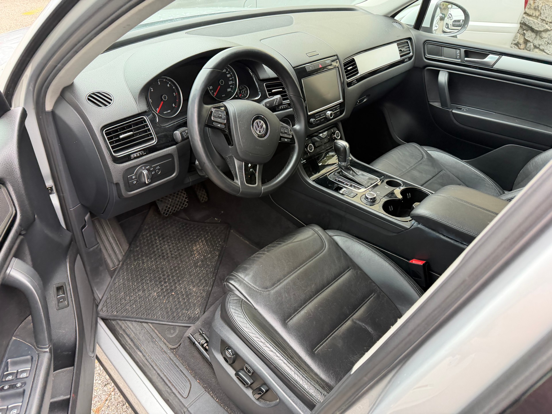 VW Touareg 3.0 TDI BlueMotion Technology Tiptronic-image-12