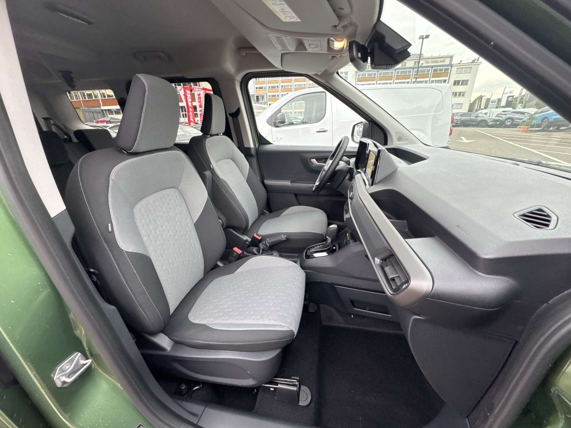FORD Tourneo Courier 1.0 EcoBoost Titanium Automat-image-12