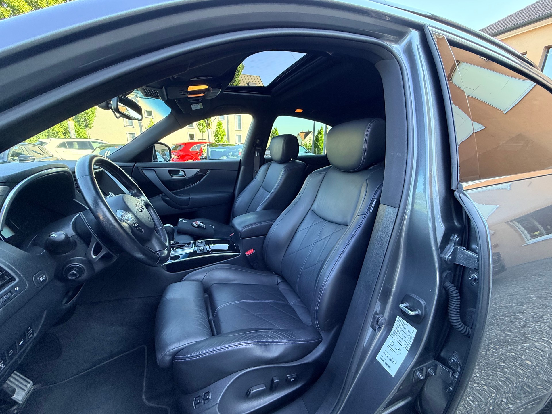 INFINITI QX70 3.0d S Design AWD Automatic-image-13