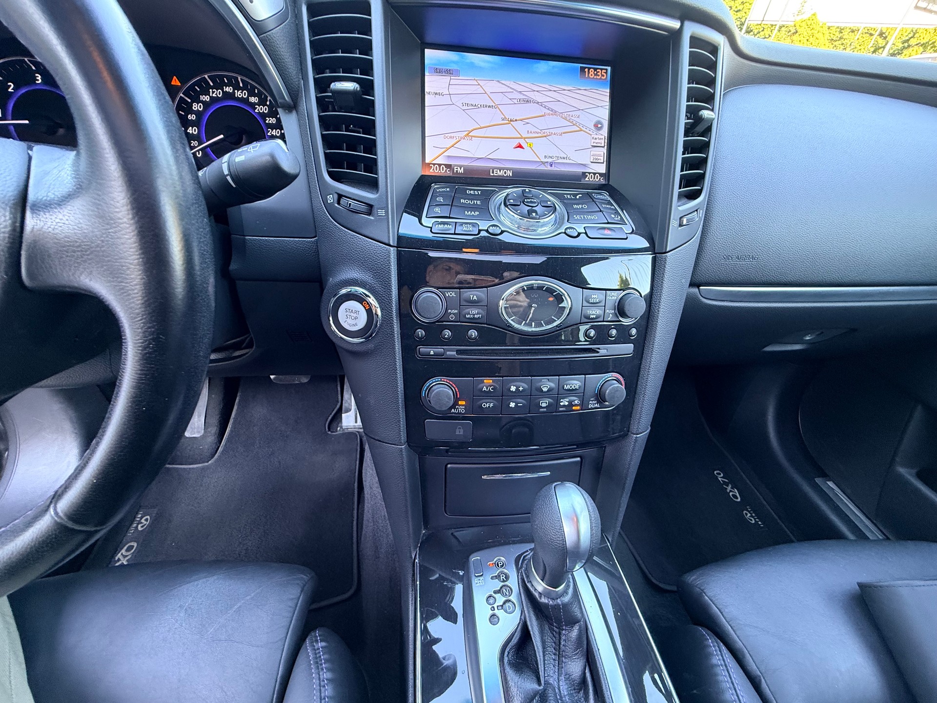 INFINITI QX70 3.0d S Design AWD Automatic-image-19