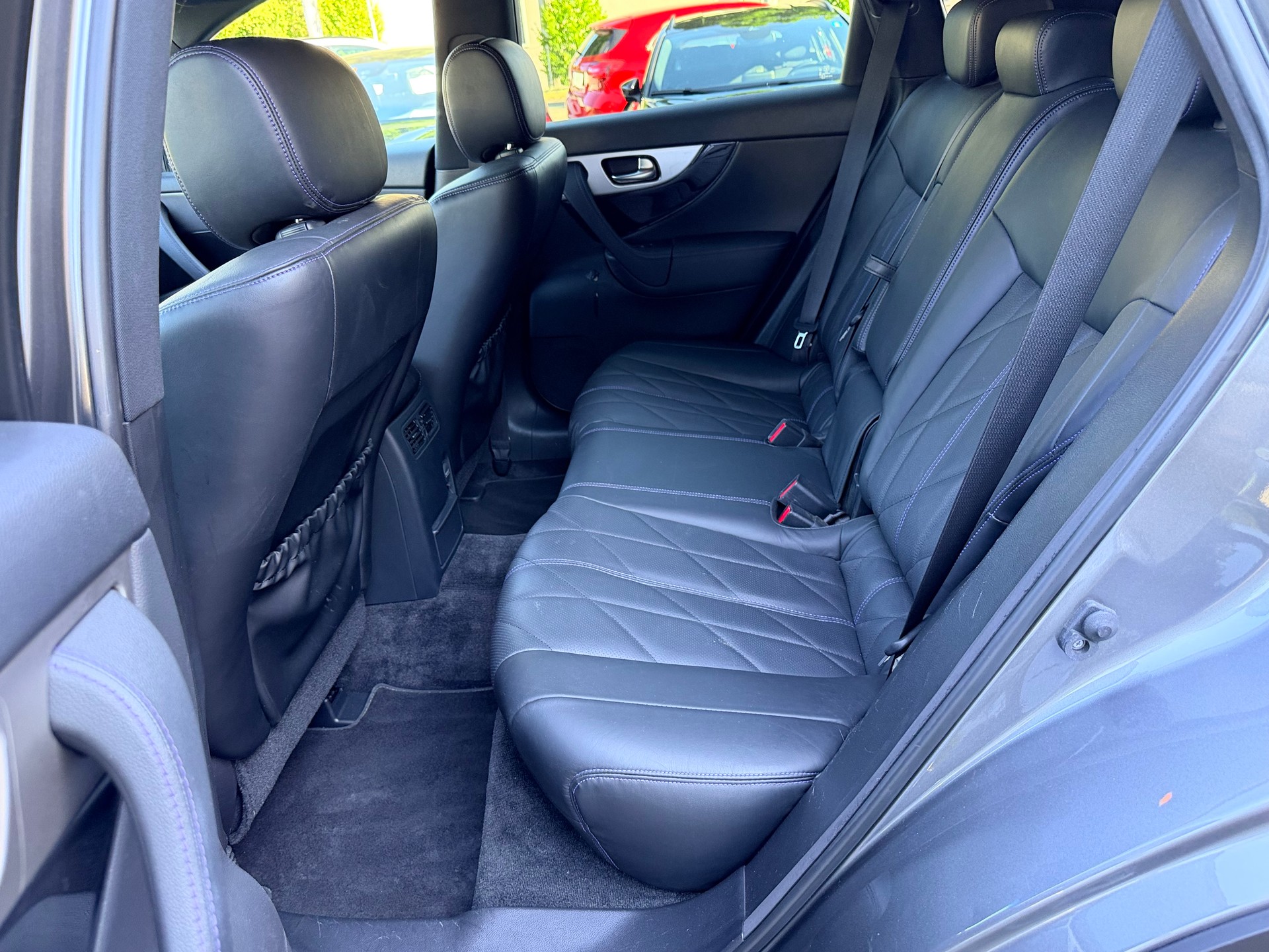 INFINITI QX70 3.0d S Design AWD Automatic-image-11