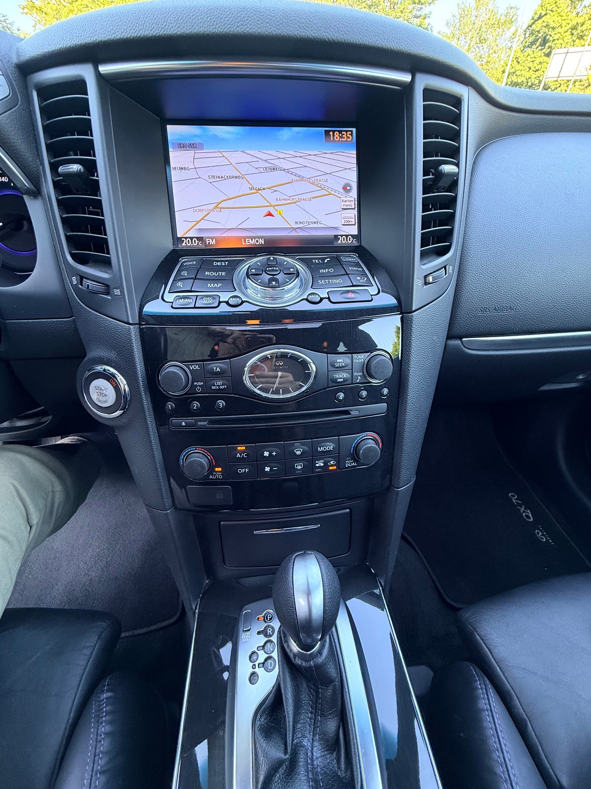 INFINITI QX70 3.0d S Design AWD Automatic-image-17