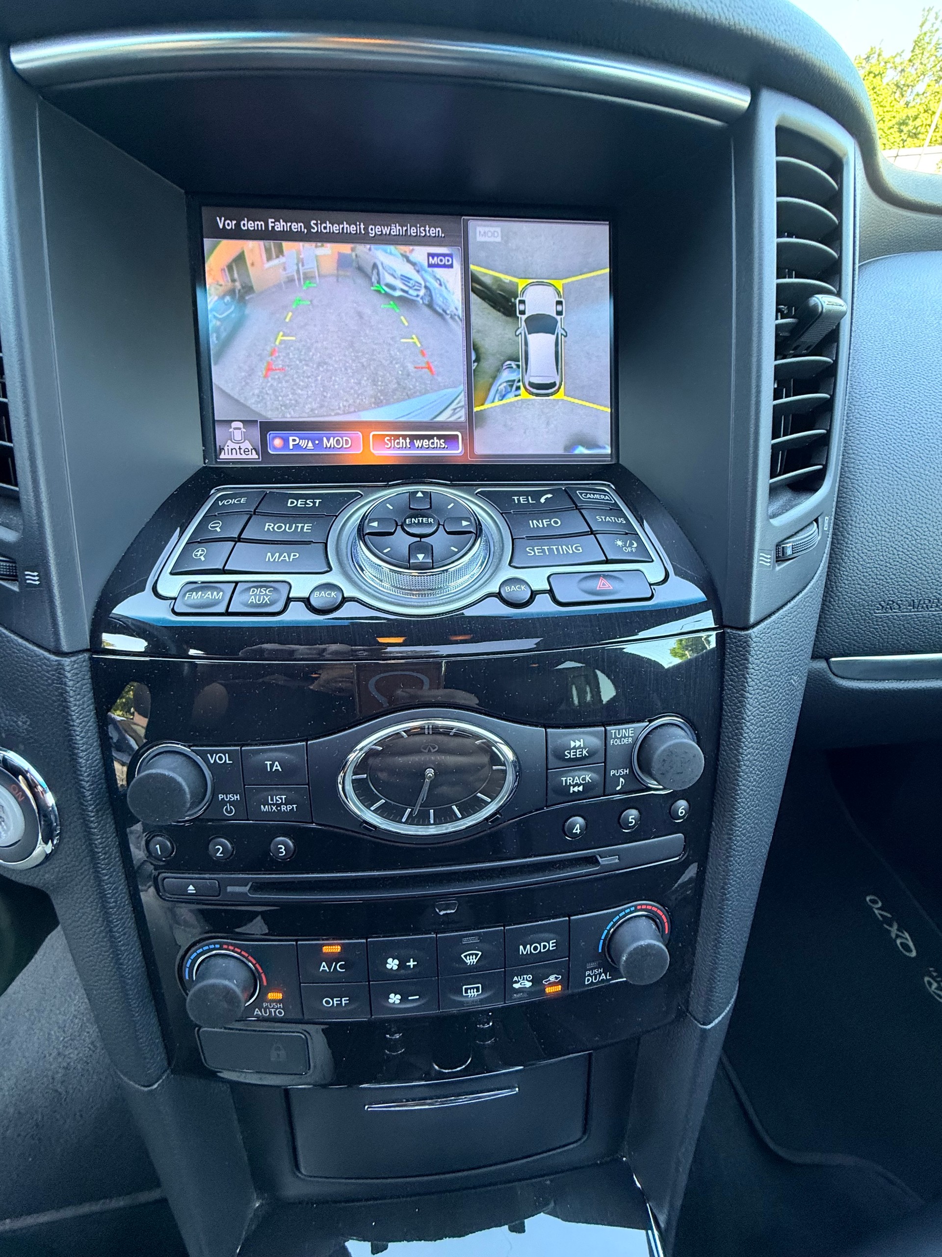INFINITI QX70 3.0d S Design AWD Automatic-image-16