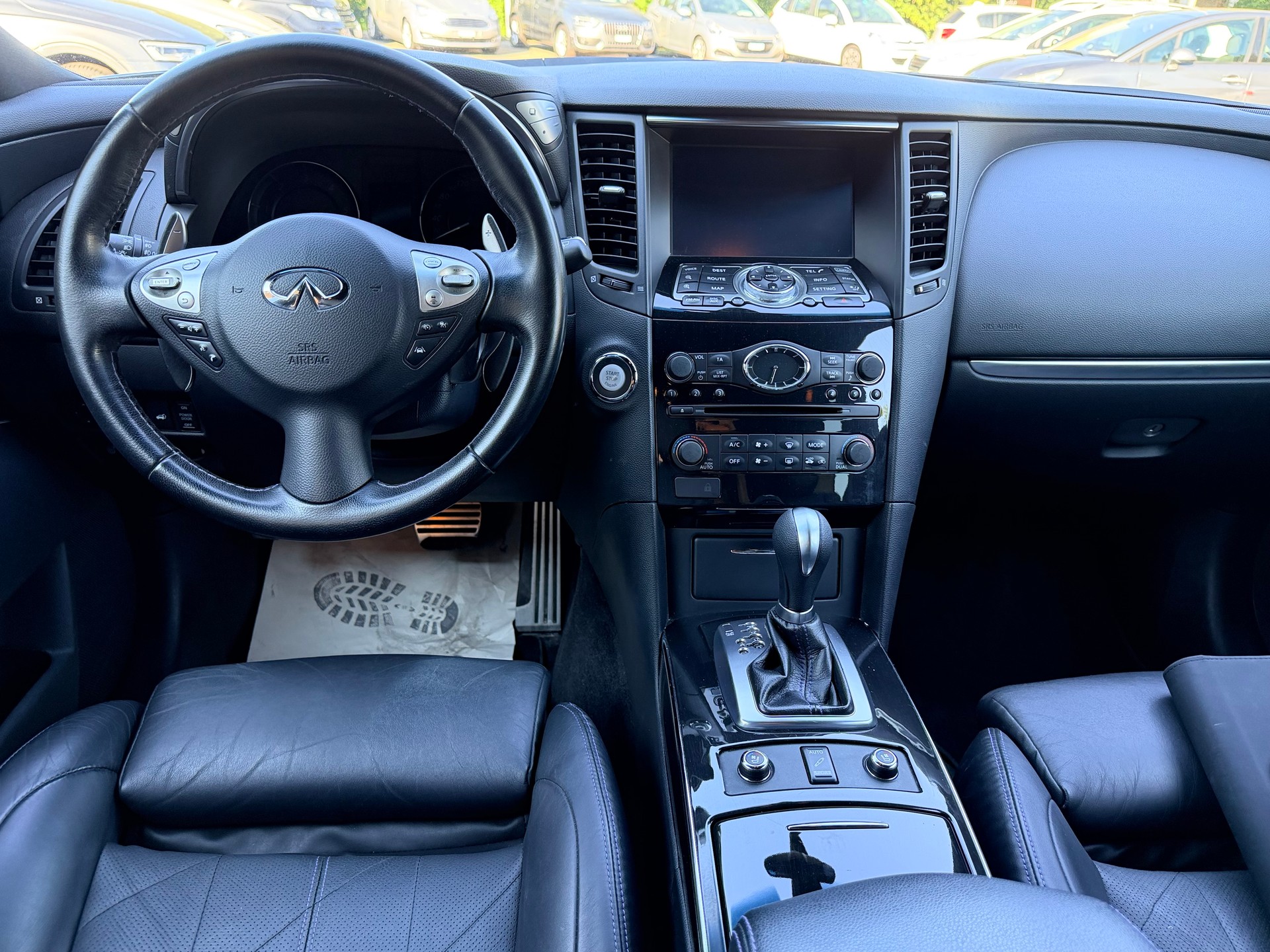 INFINITI QX70 3.0d S Design AWD Automatic-image-12