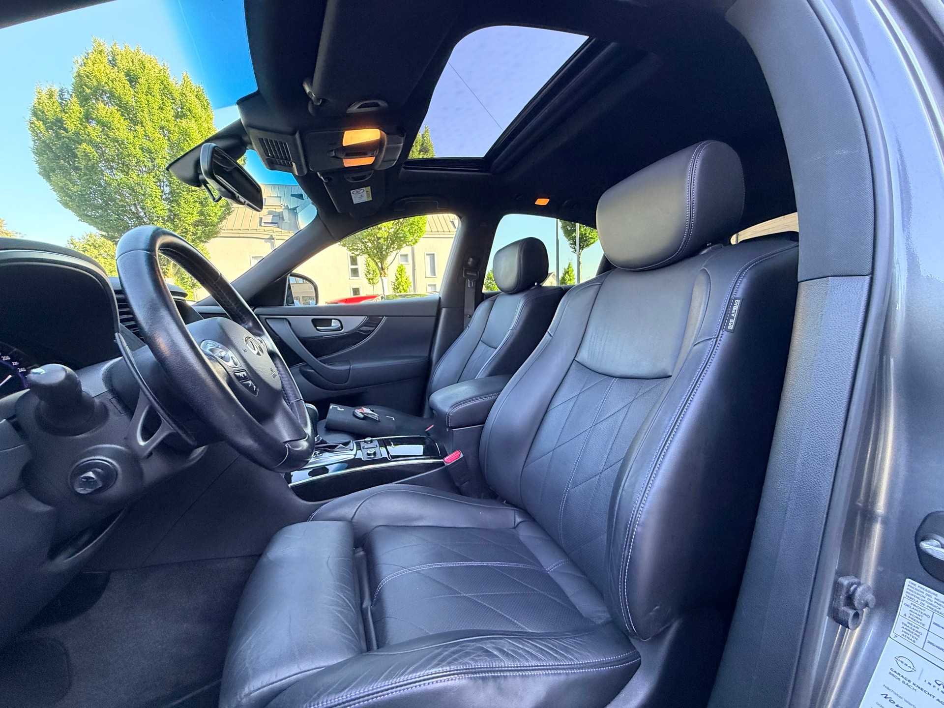 INFINITI QX70 3.0d S Design AWD Automatic-image-18