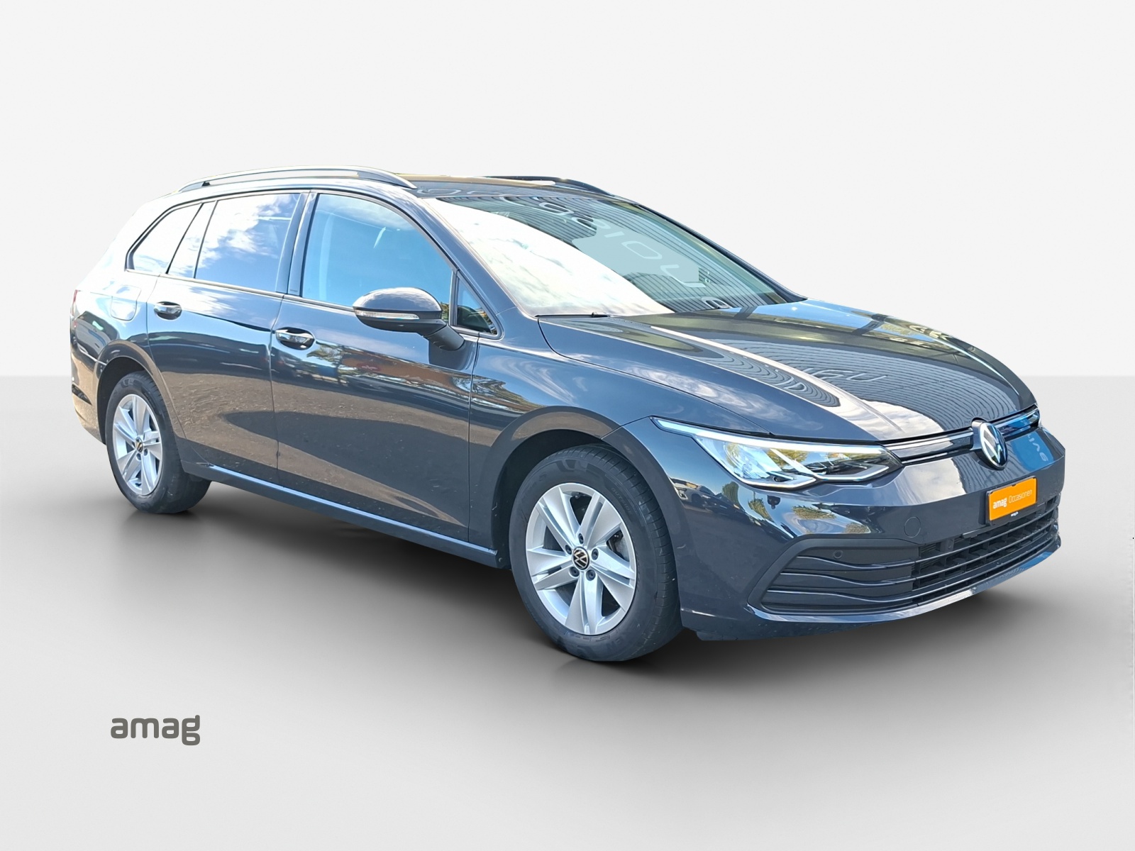 VW Golf Variant 1.0 TSI Life-image-5