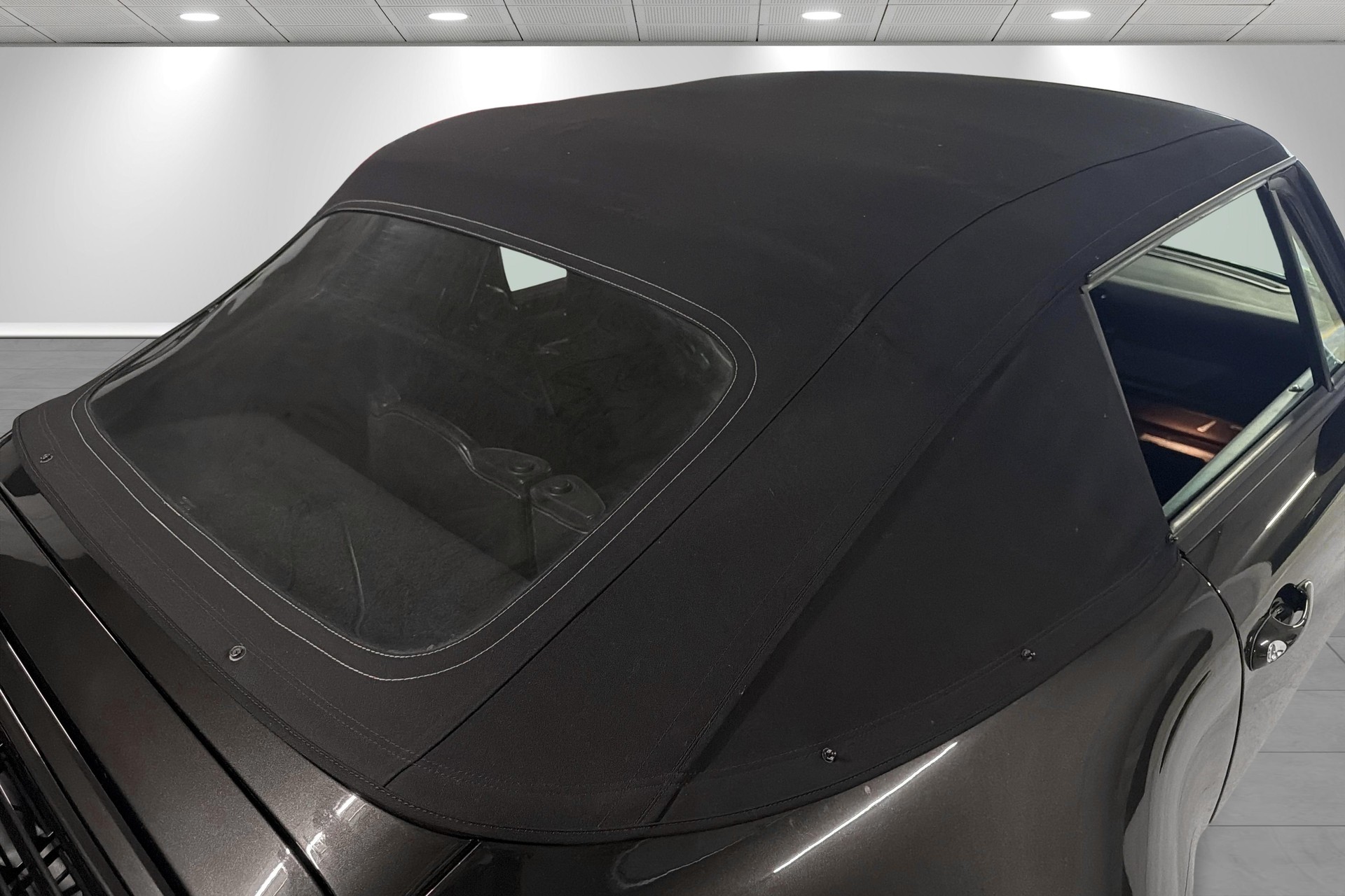 PORSCHE 911 Carrera 4 Cabrio-image-26