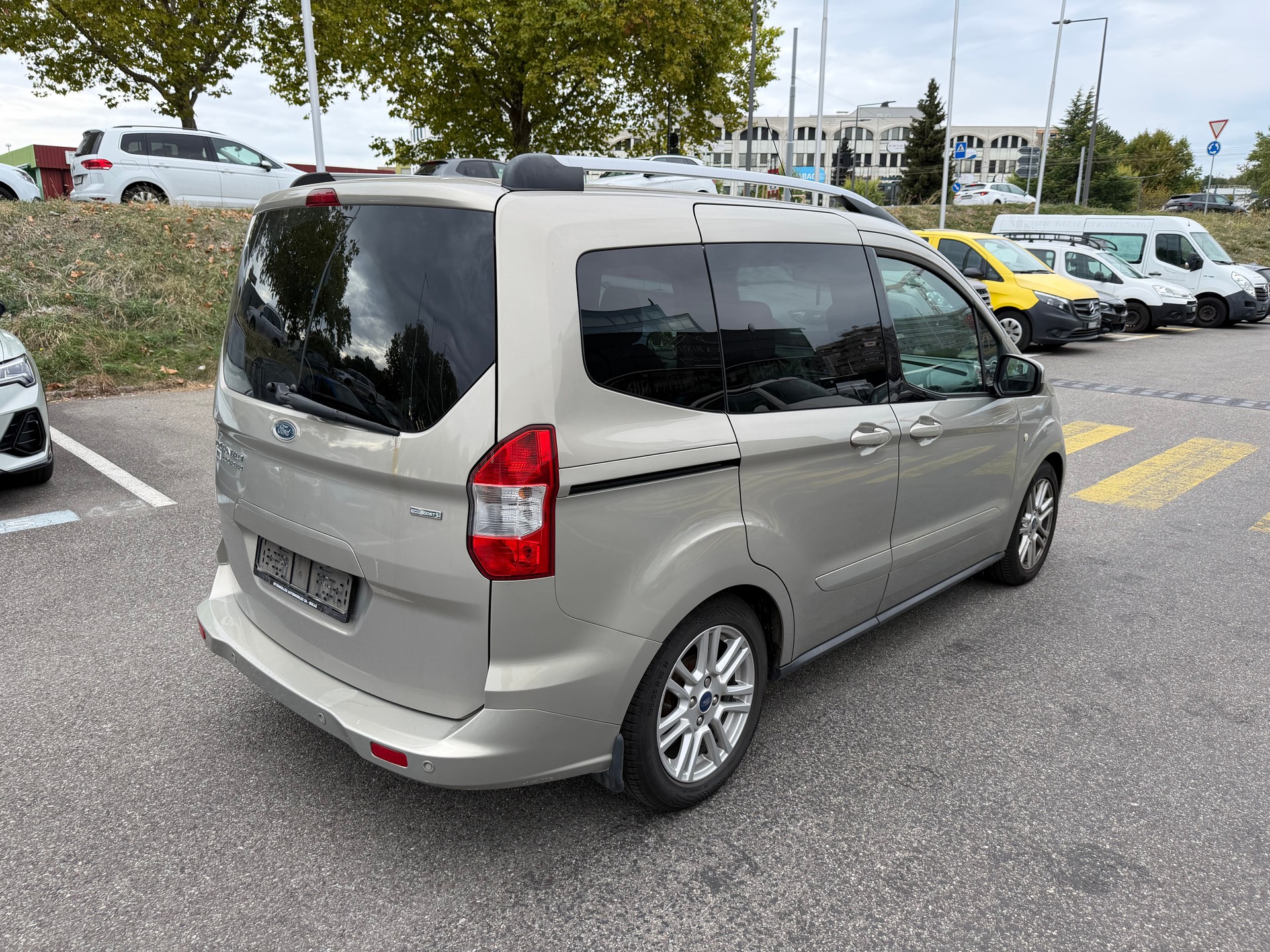 FORD Tourneo Courier 1.0 SCTi Titanium-image-2