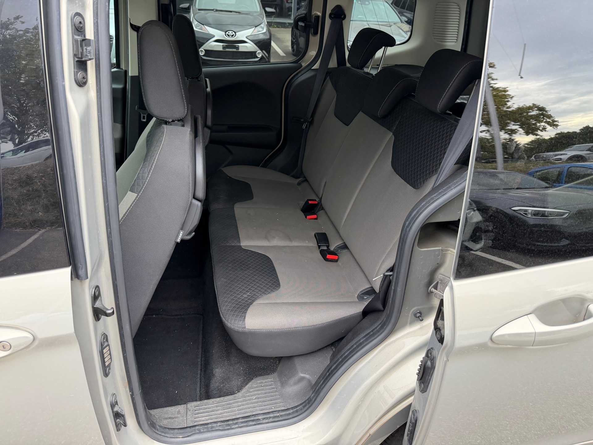 FORD Tourneo Courier 1.0 SCTi Titanium-image-8
