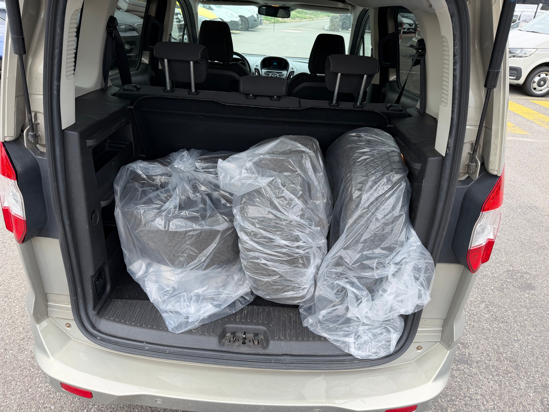 FORD Tourneo Courier 1.0 SCTi Titanium-image-10