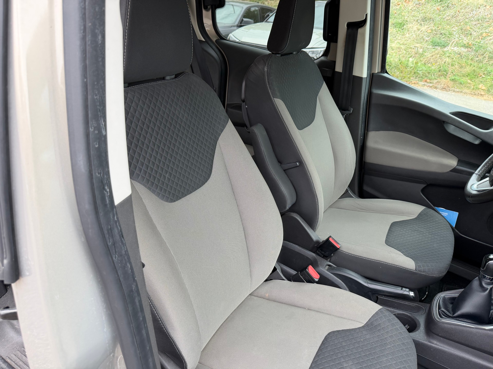 FORD Tourneo Courier 1.0 SCTi Titanium-image-7