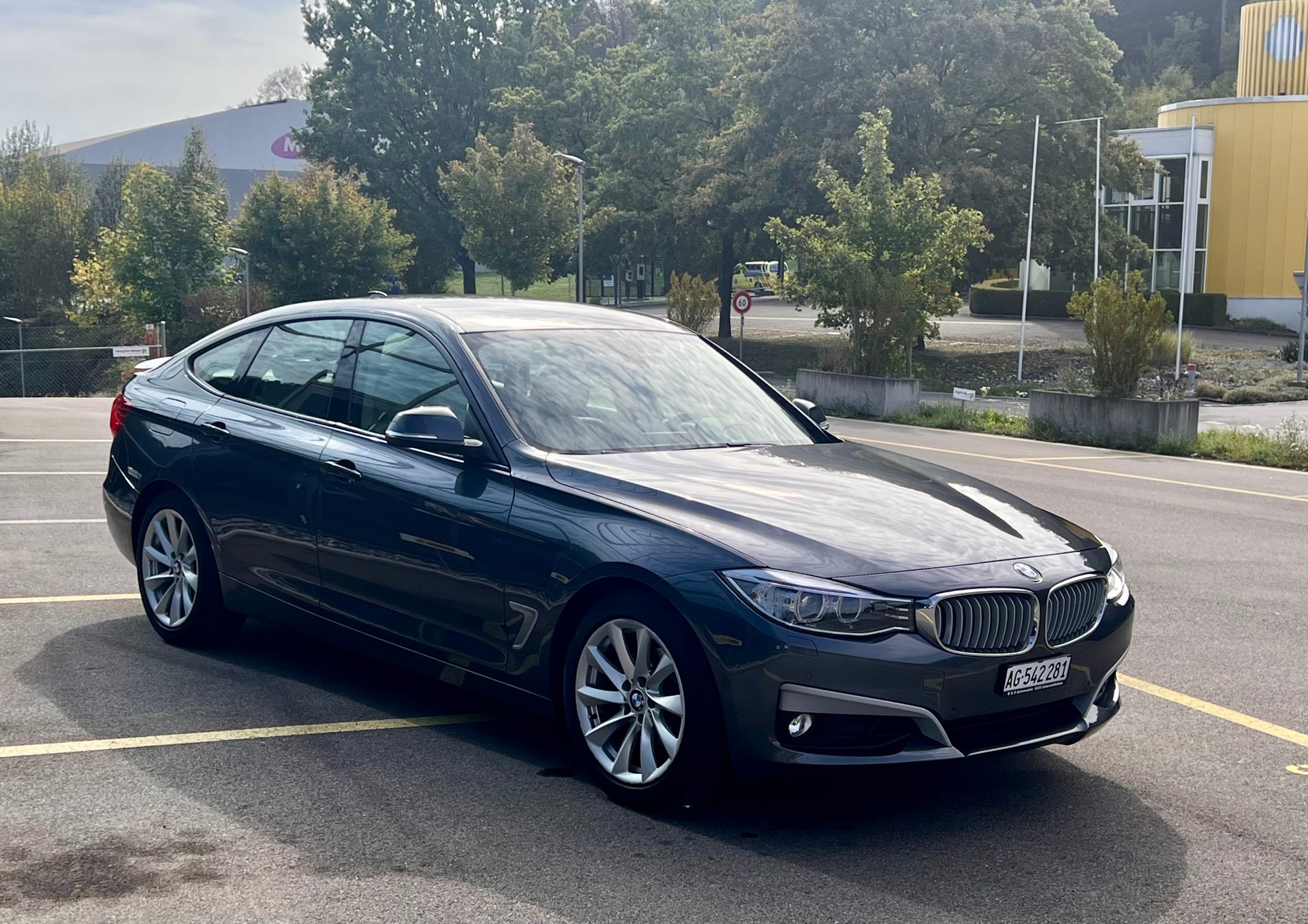 BMW 320i-image-2