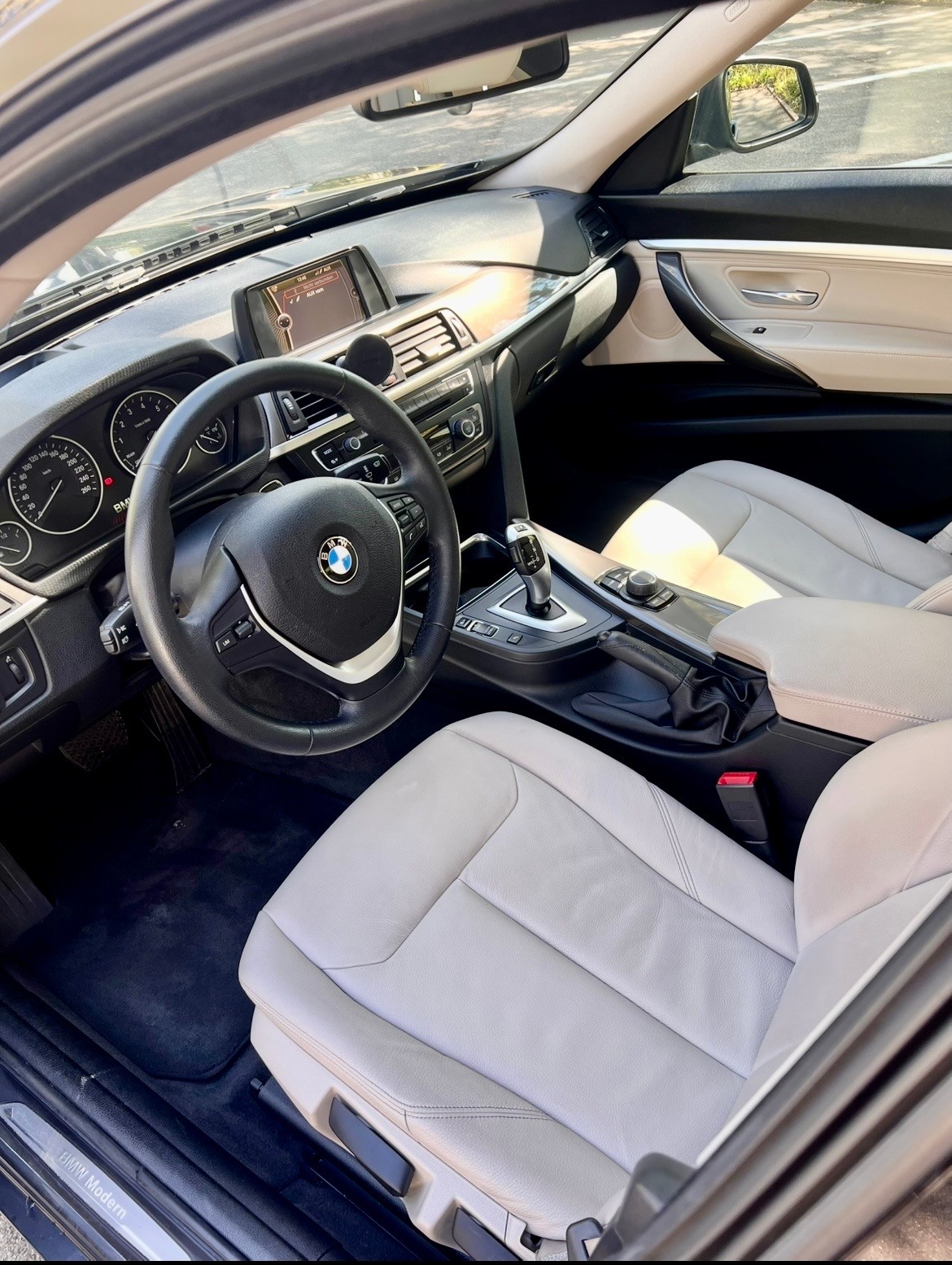 BMW 320i-image-4