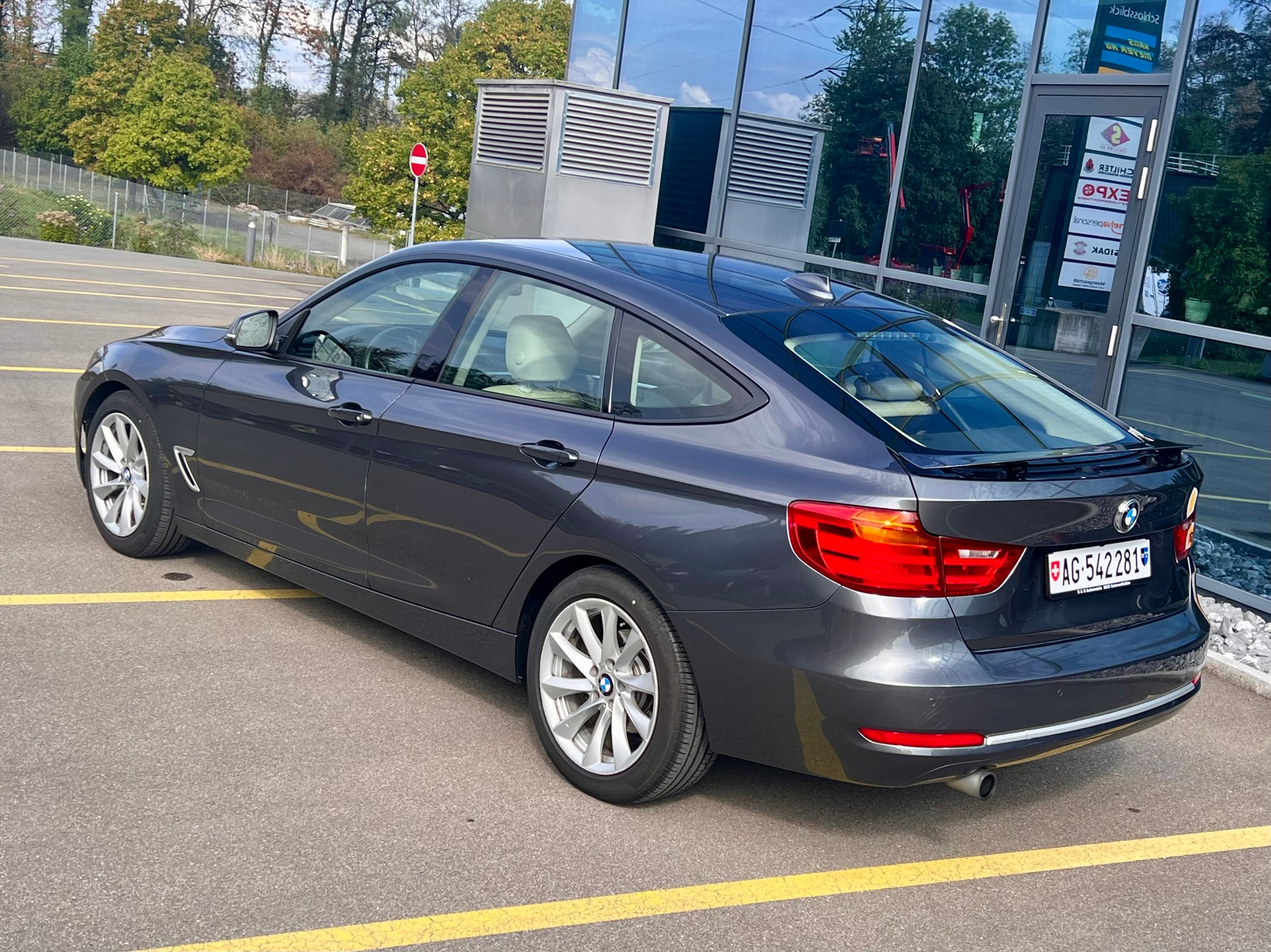 BMW 320i-image-3