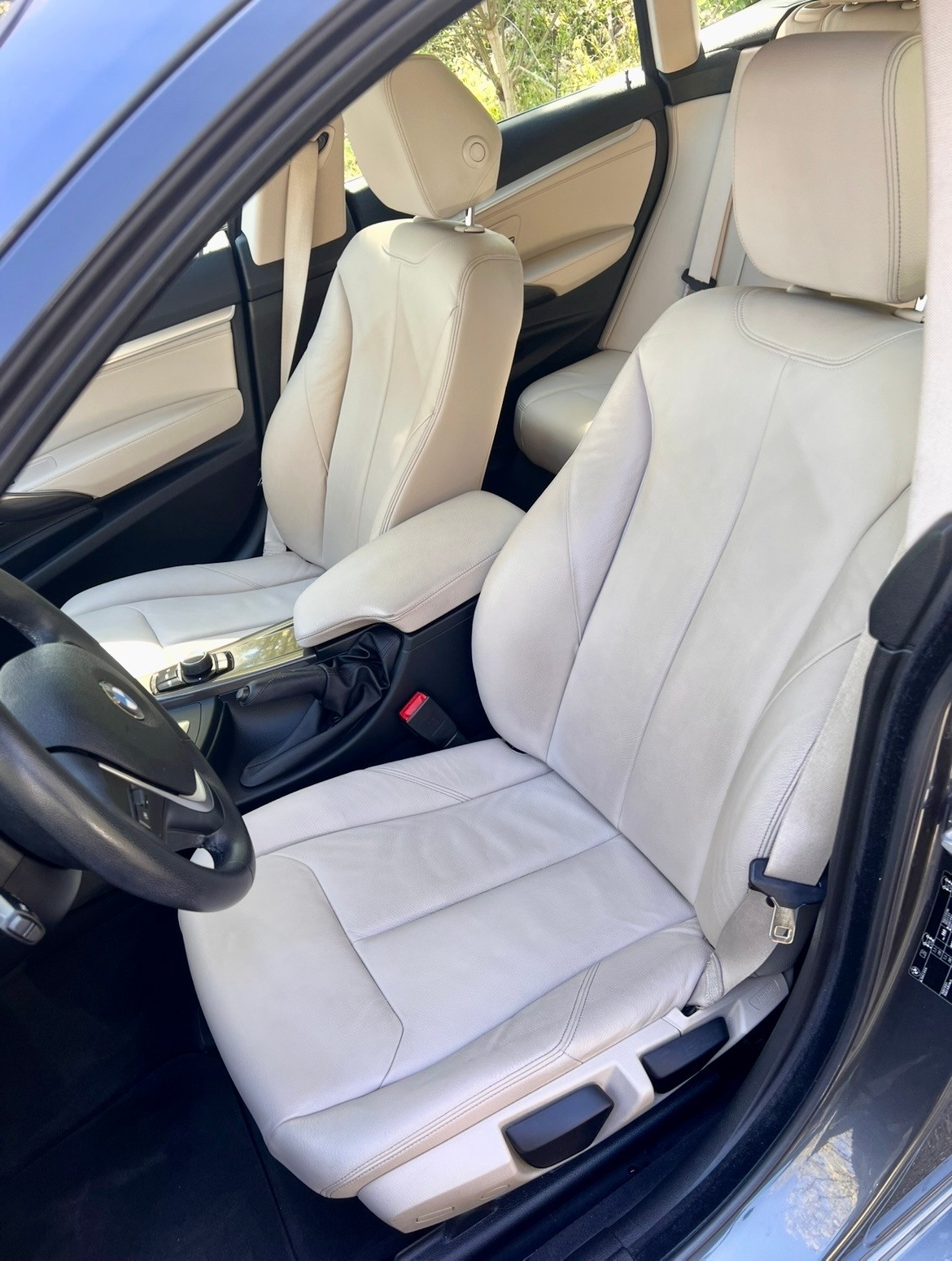 BMW 320i-image-5