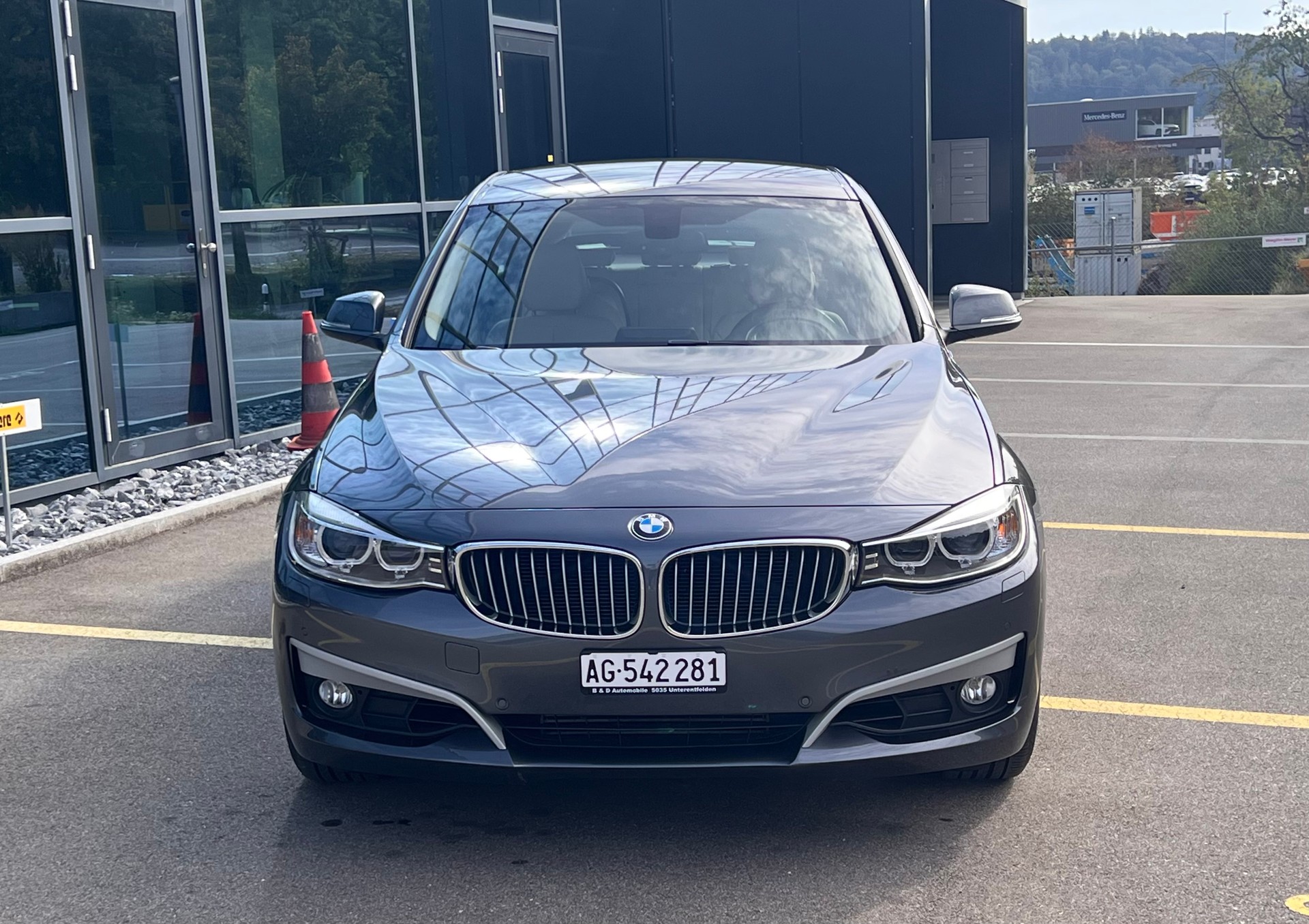 BMW 320i-image-1