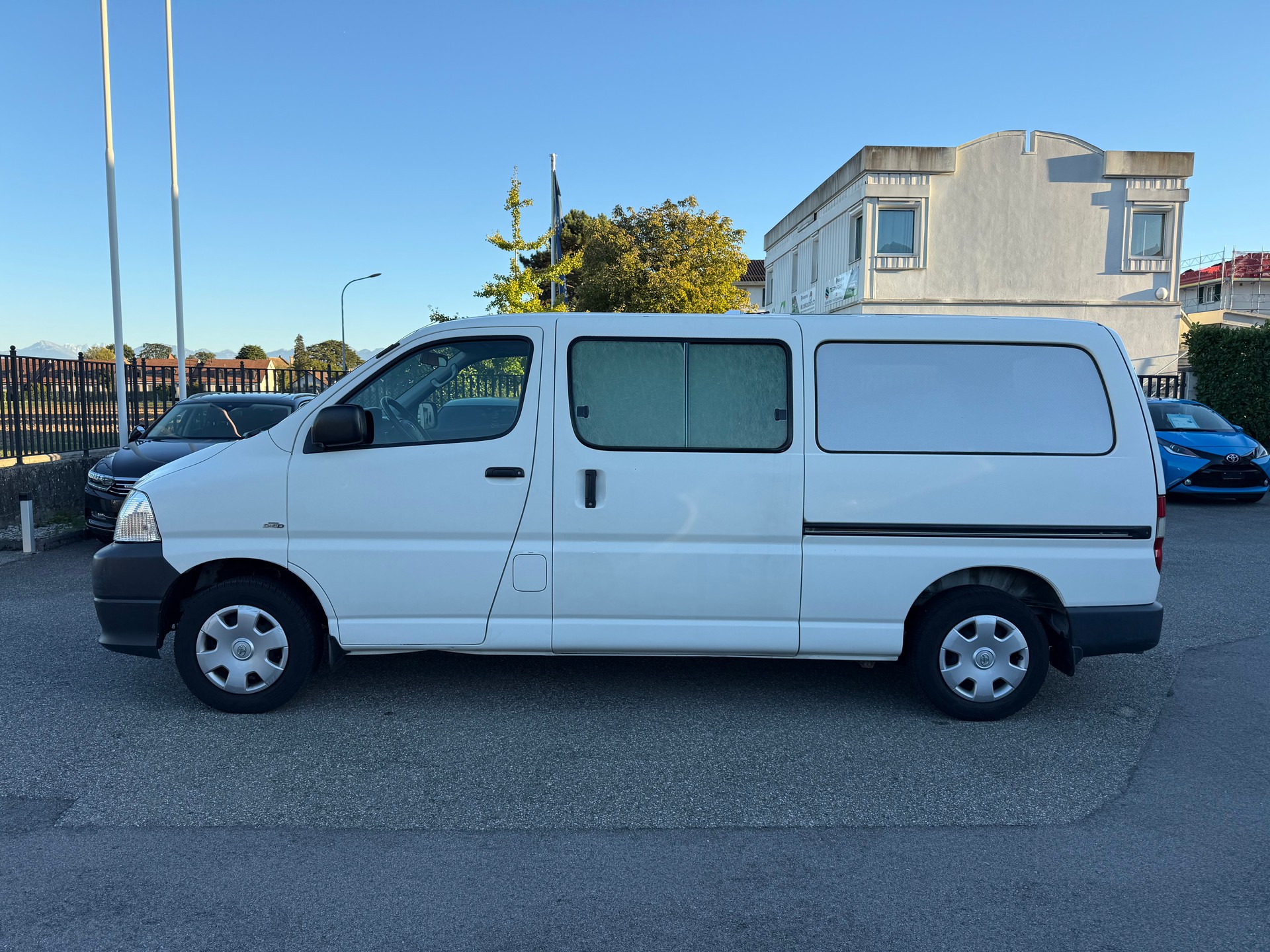 TOYOTA Hiace-image-2
