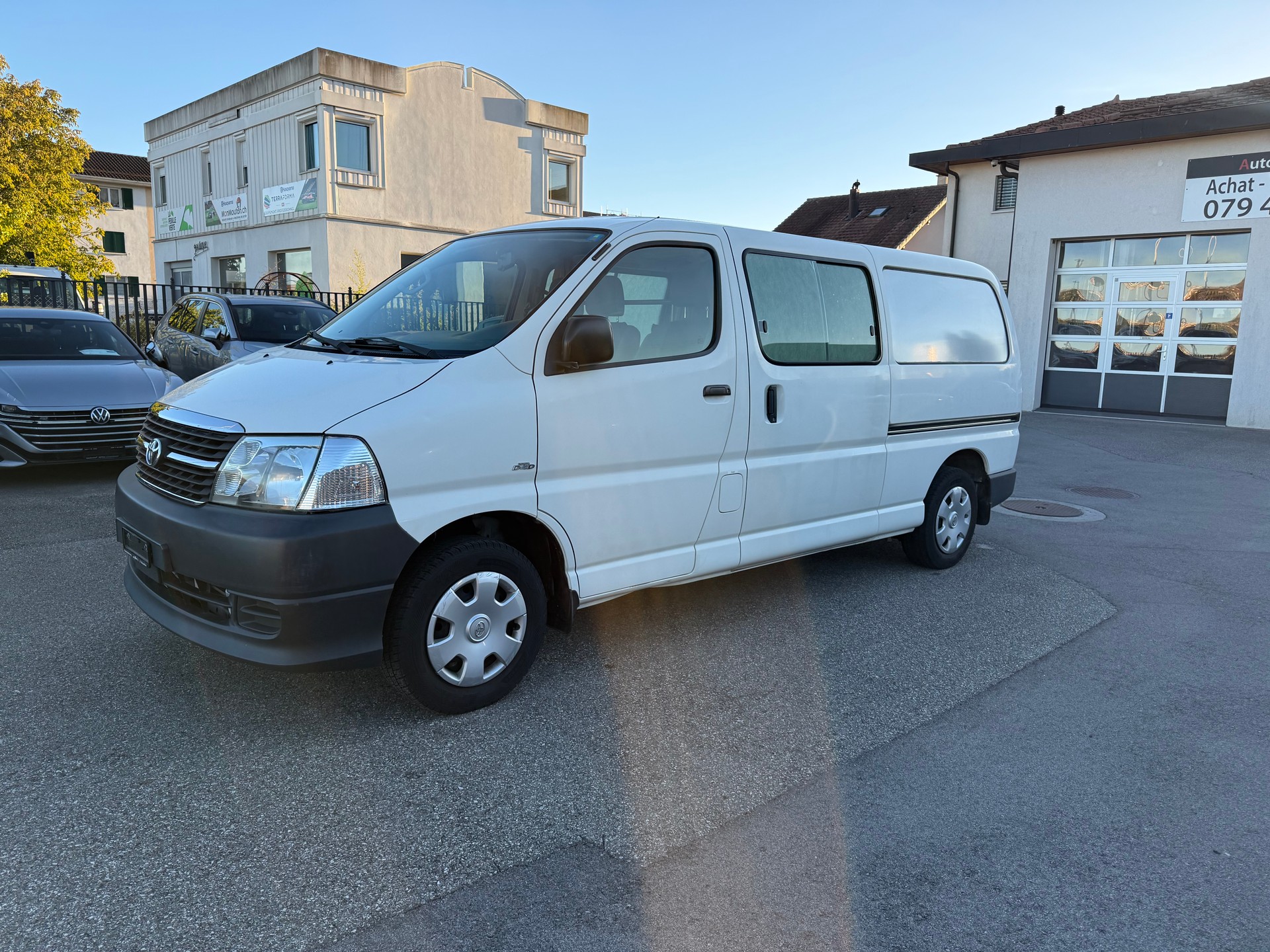 TOYOTA Hiace-image-1